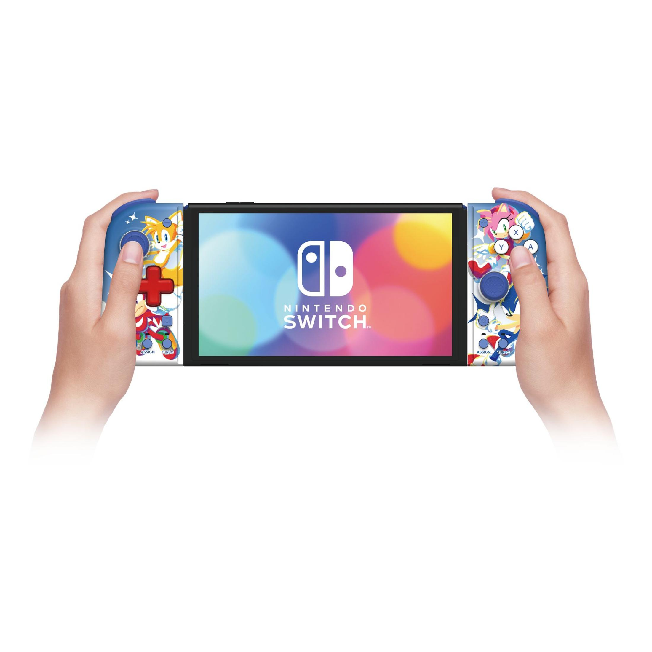 Hände halten eine Nintendo Switch-Konsole mit Controllern im Sonic-Thema.