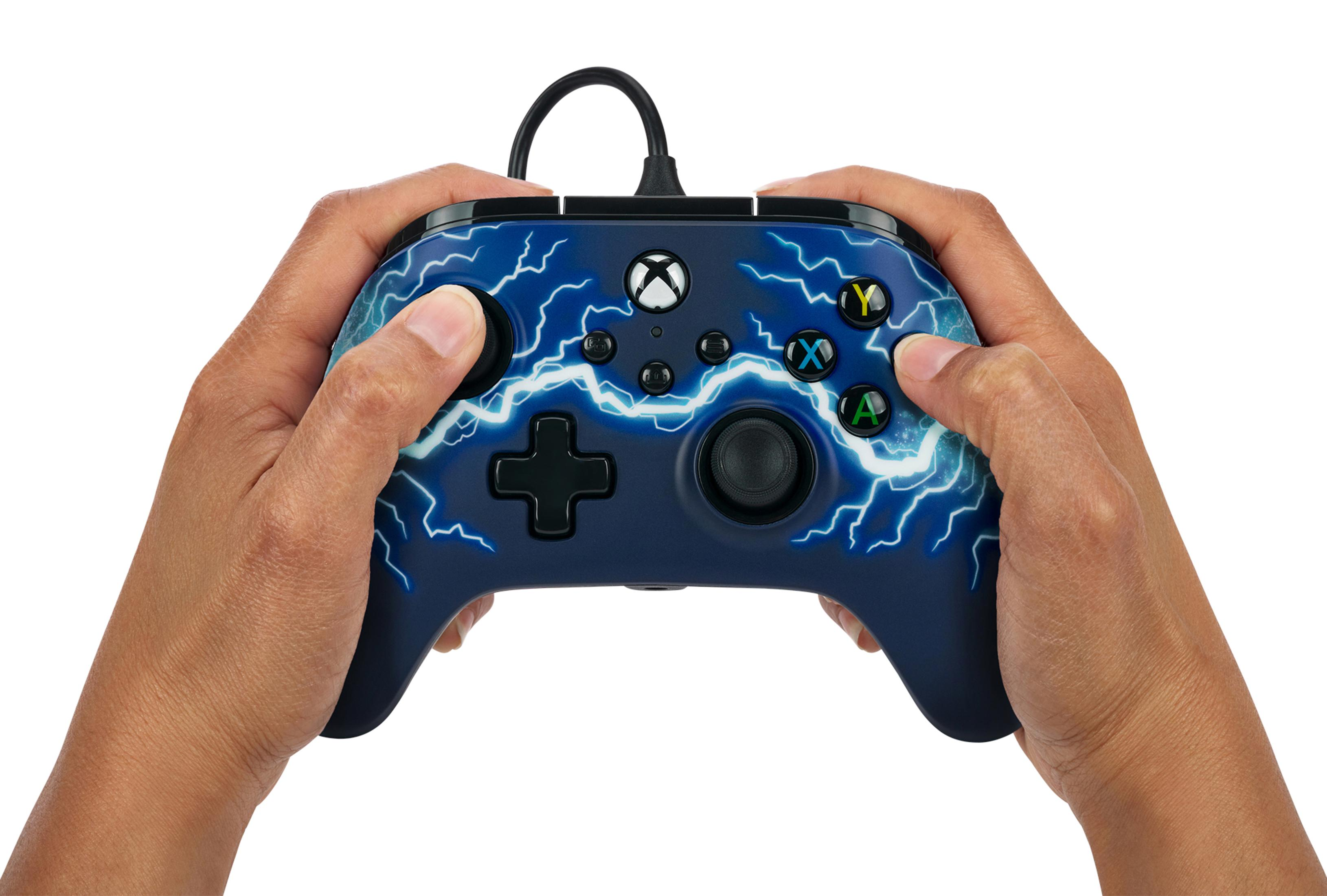 Hände halten einen blauen Gaming-Controller mit Blitzdesign, drücken Knöpfe.