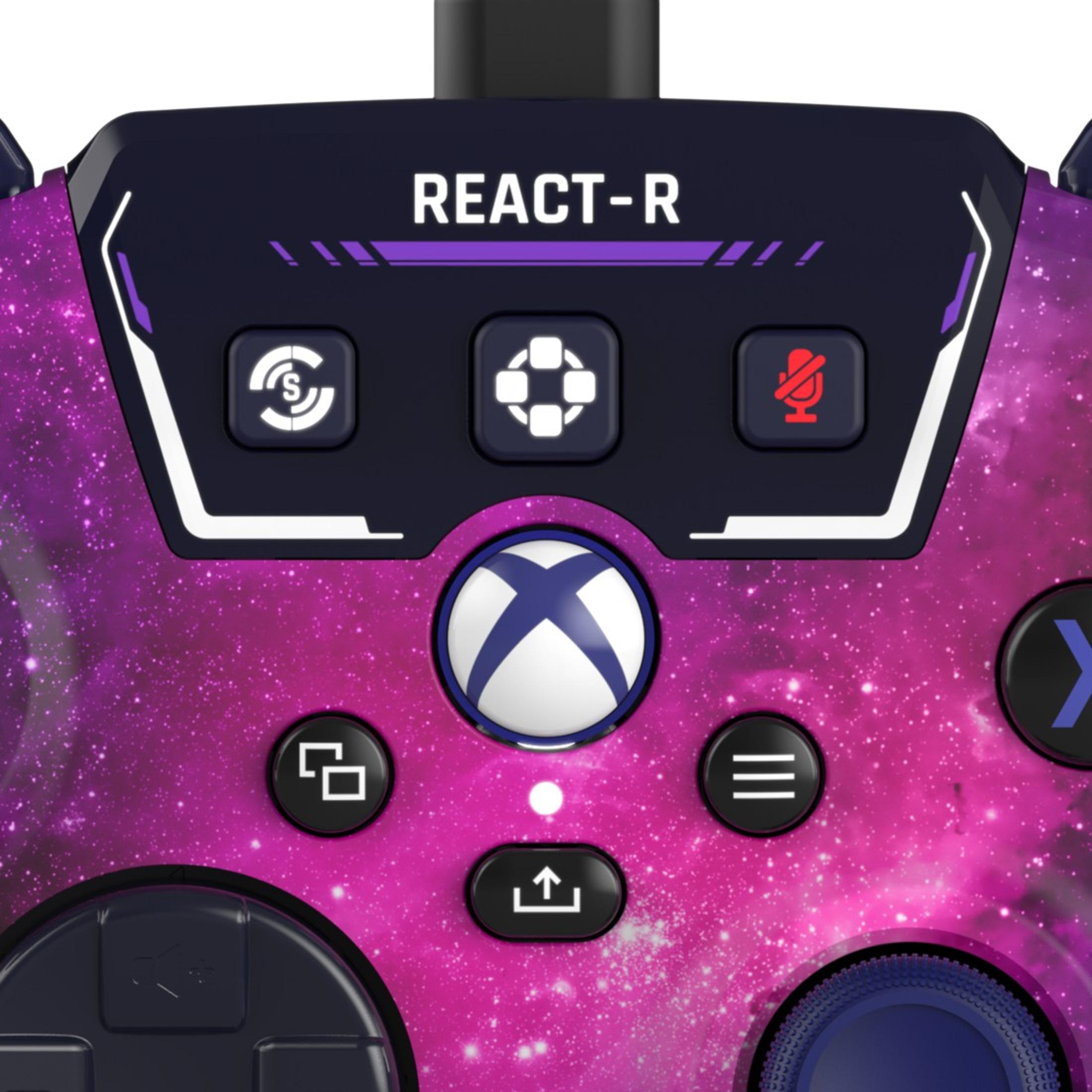 Primo piano di un controller Xbox React-R nero con più pulsanti e loghi.