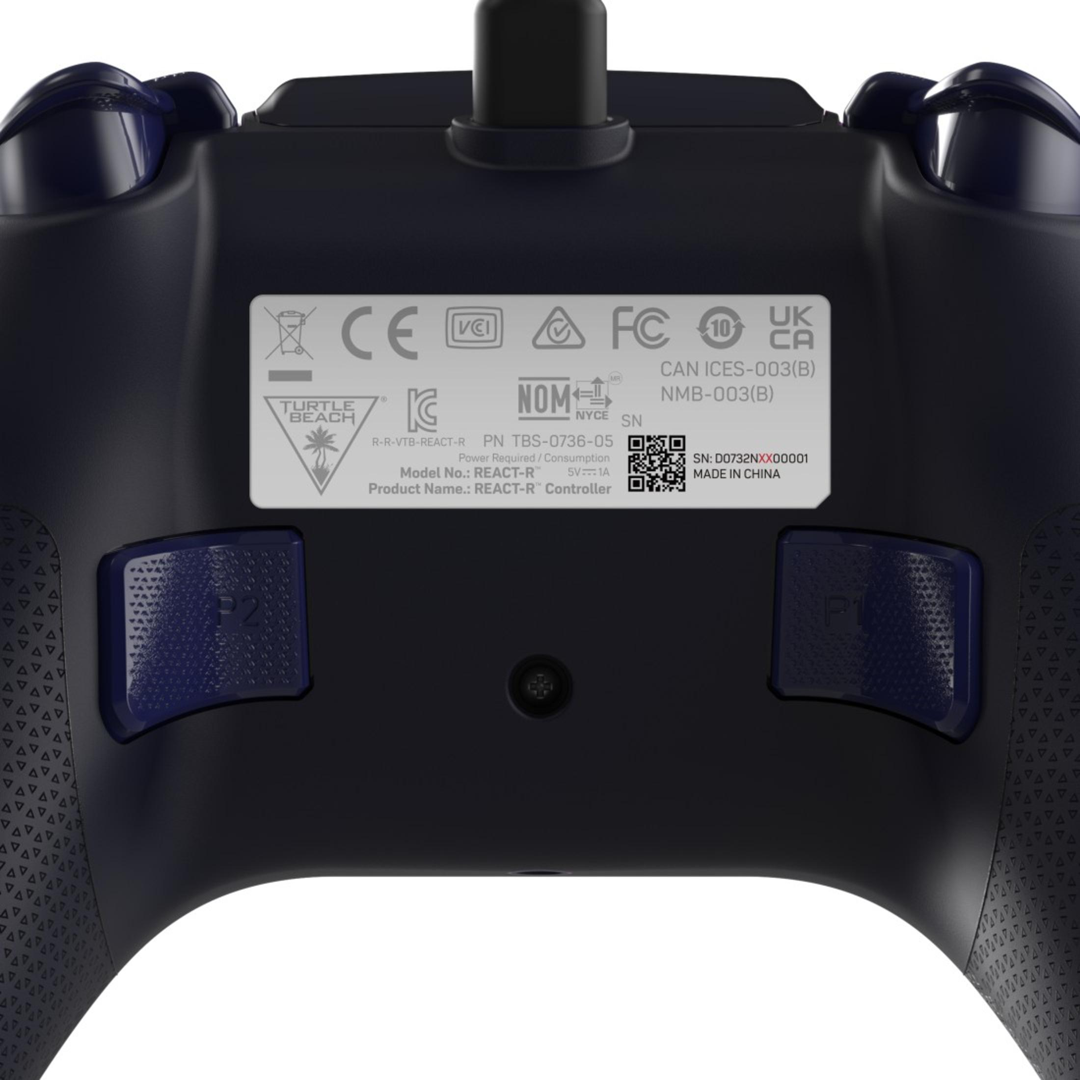Dettaglio controller nero, pulsanti, etichette visibili.