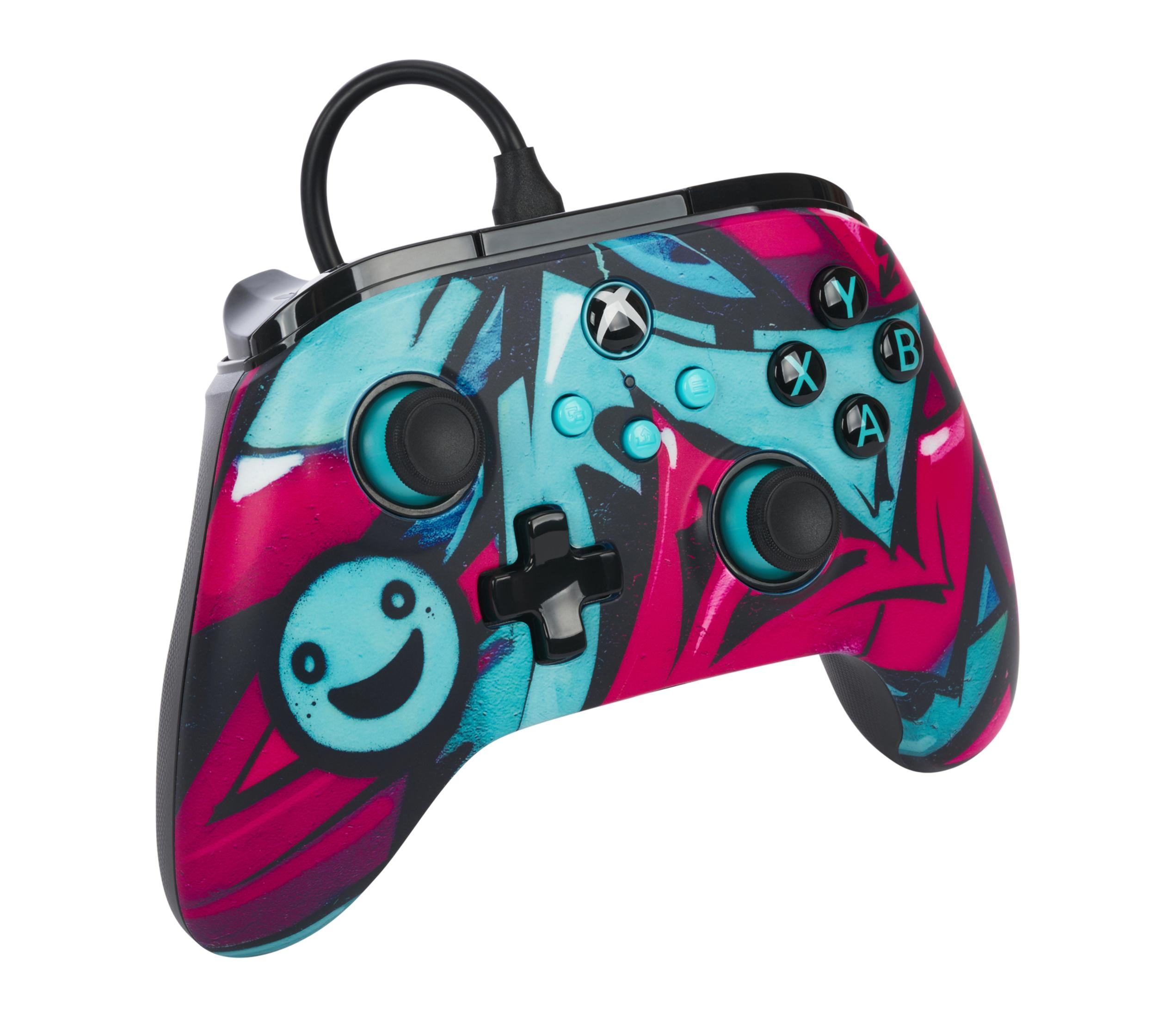 Nahaufnahme eines Gamecontrollers mit farbenfroher Graffiti-Kunst auf weißem Hintergrund.