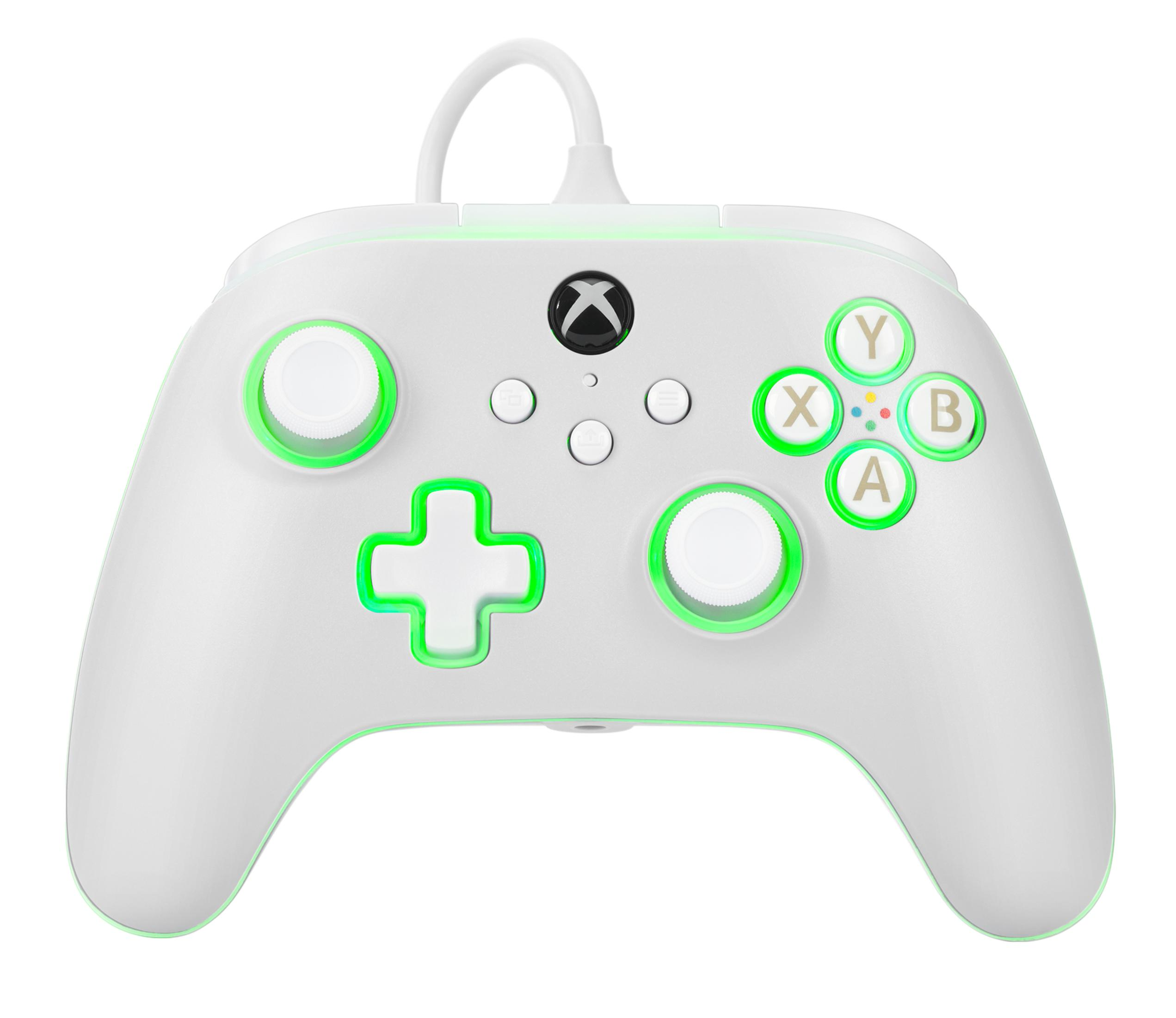 Biały kontroler Xbox z zielonymi akcentami na przyciskach i świecącym zielonym padem kierunkowym.