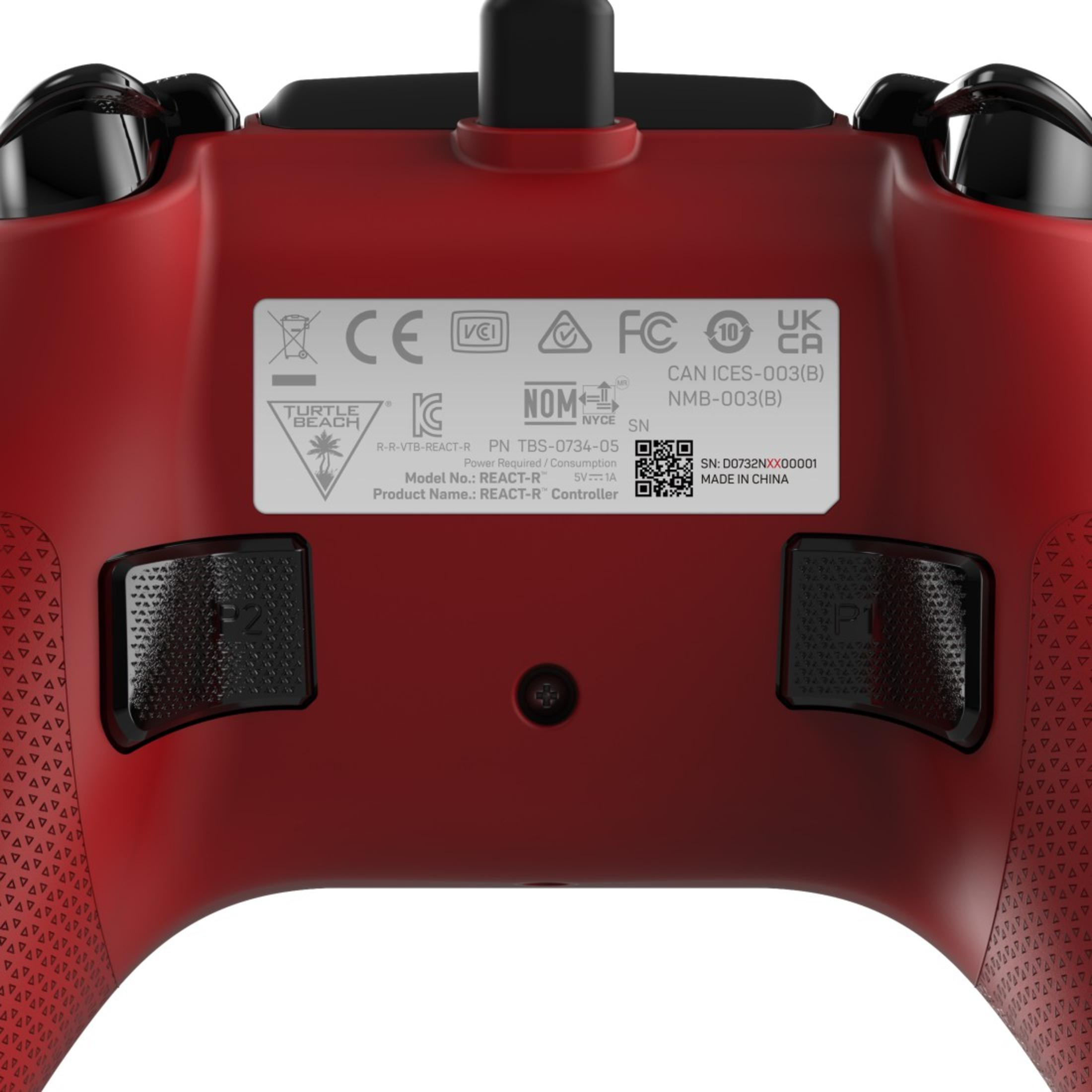 Roter Gamecontroller mit Etiketten, Knöpfen und schwarzen Joysticks auf weißem Hintergrund.