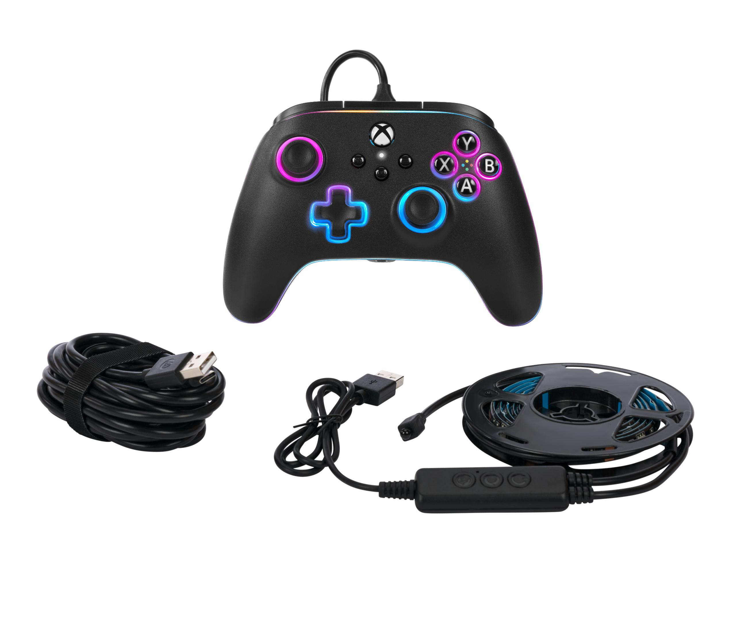 Czarny kontroler do gier z tęczowymi światłami, kablami i paskiem świetlnym. Białe tło.