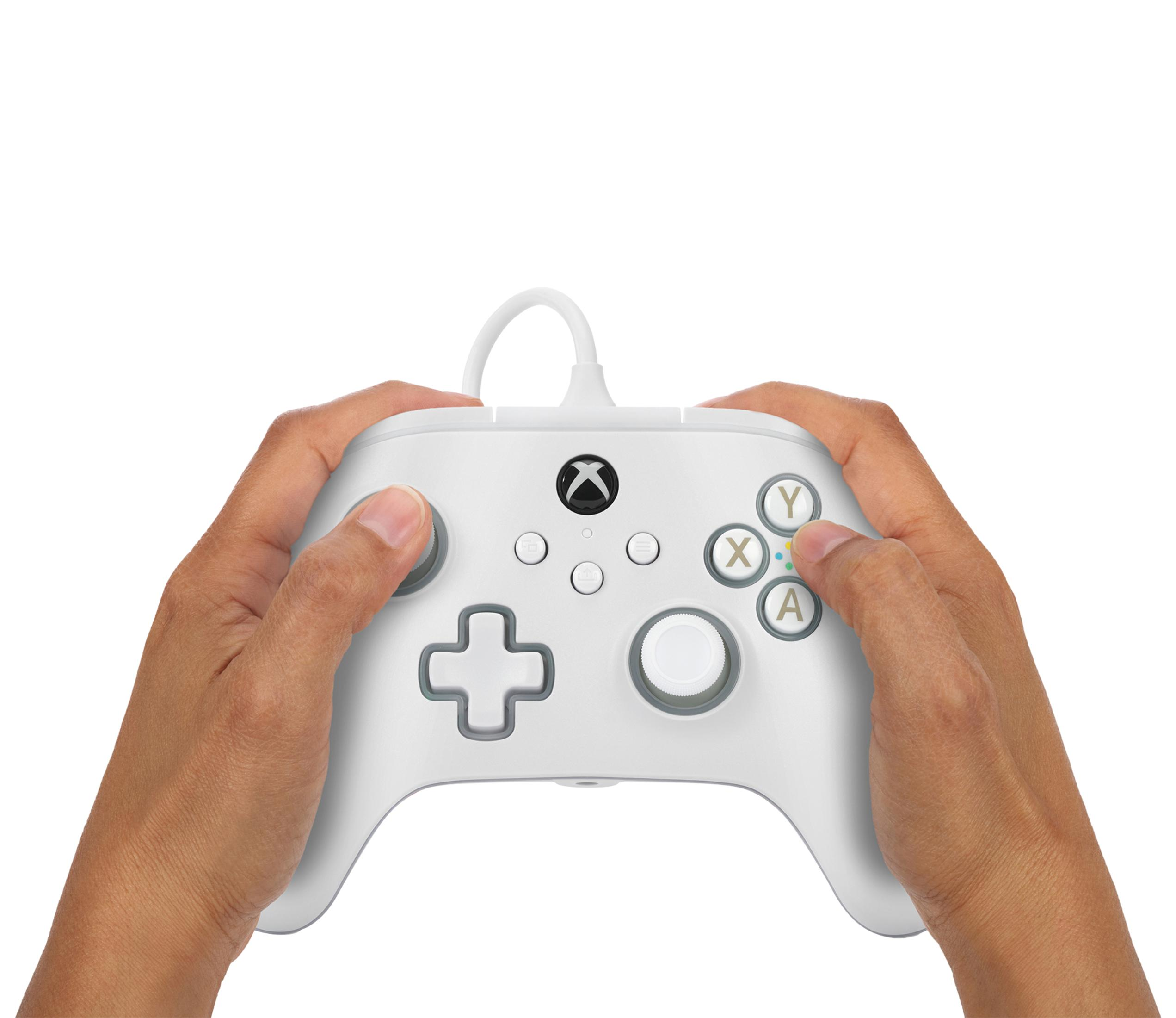 Biały kontroler Xbox trzymany przez dwie dłonie, z wyraźnie widocznymi przyciskami na białym tle.