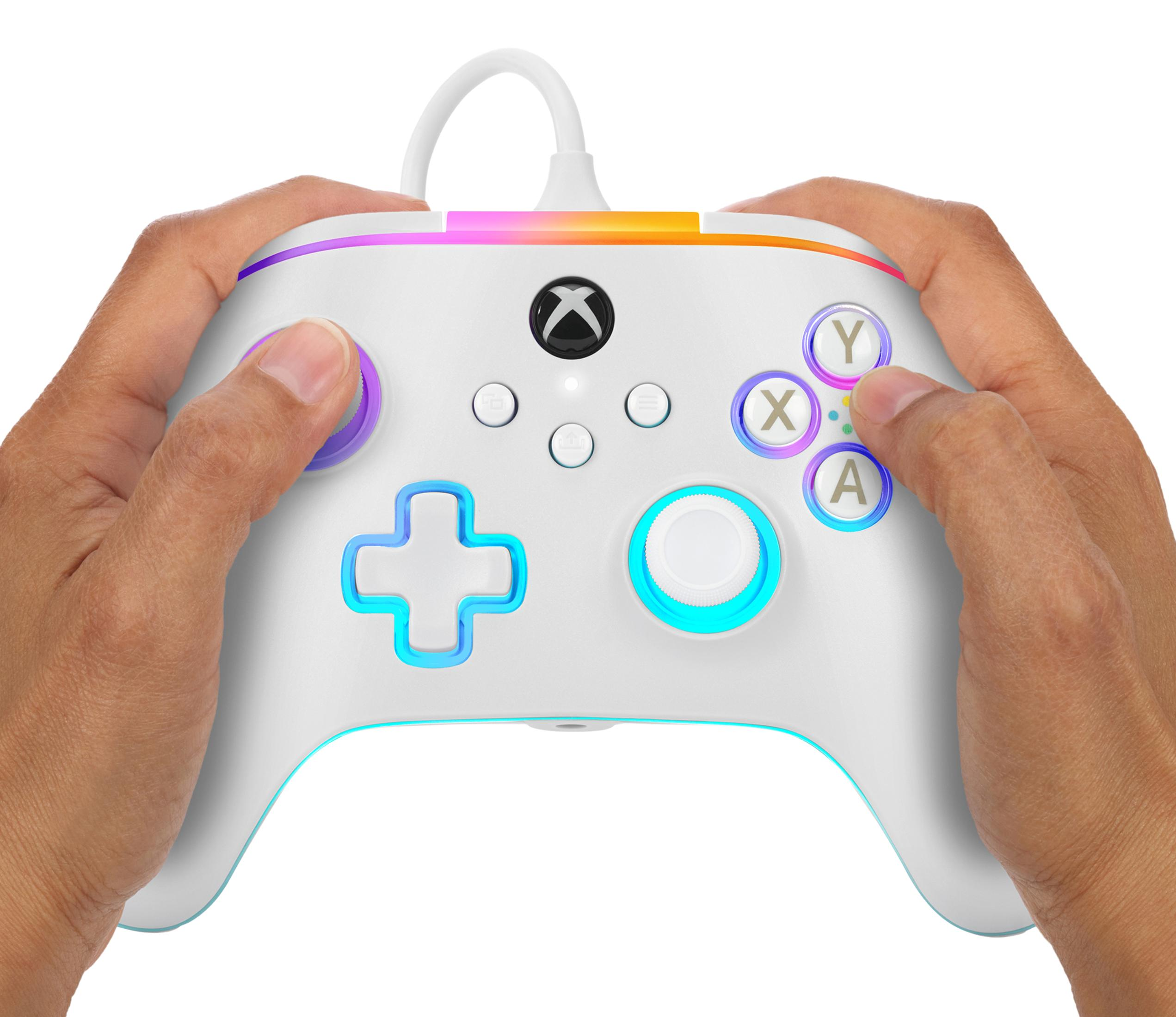 Biały kontroler Xbox z wielokolorowymi przyciskami trzymany w dłoniach.