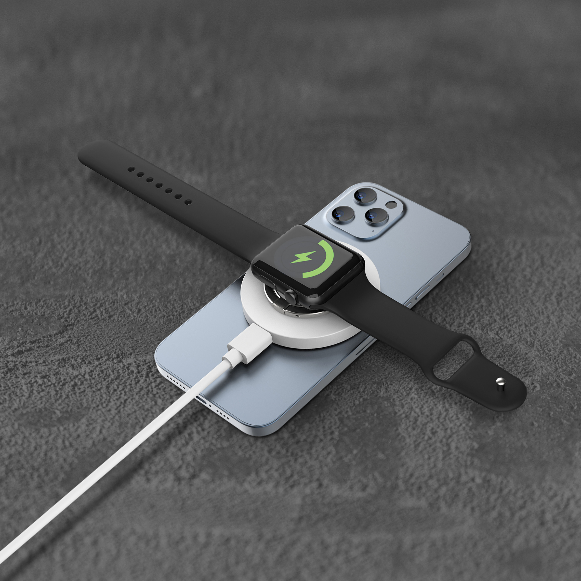 Apple Watch negra cargándose en una plataforma de carga blanca sobre un iPhone azul, fondo gris.