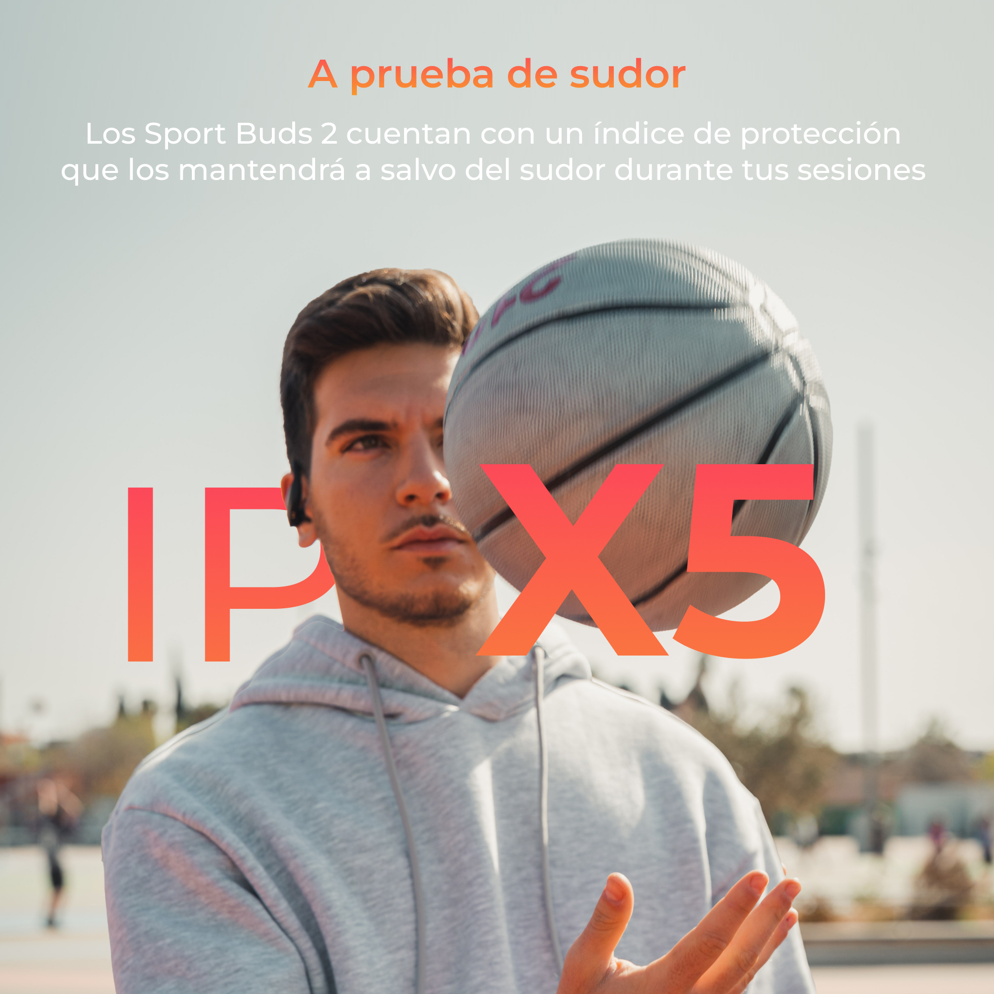 Hombre con baloncesto, con auriculares y texto 'IPX5'.