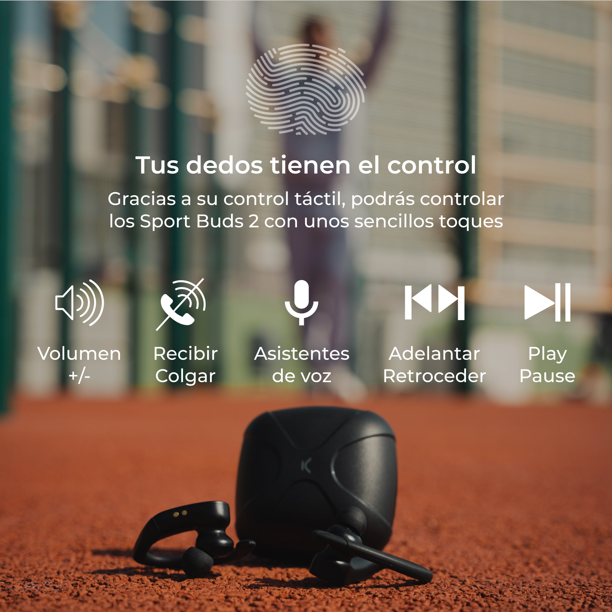 Auriculares negros y estuche de carga sobre una superficie roja. Texto sobre controles. Fondo persona.