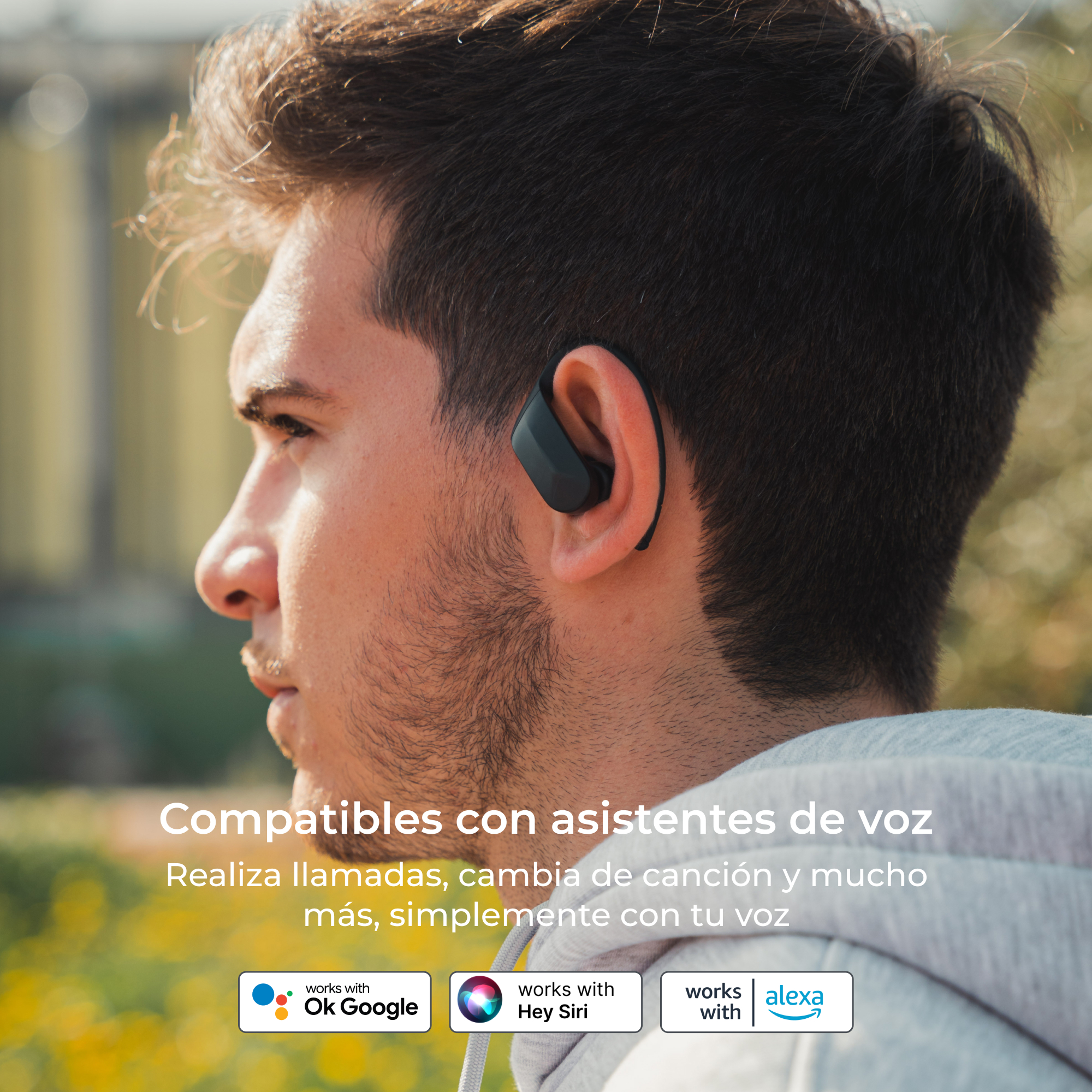 Un hombre usando auriculares con auriculares negros. El texto de abajo dice 'Compatible con asistentes de voz' y más en español.