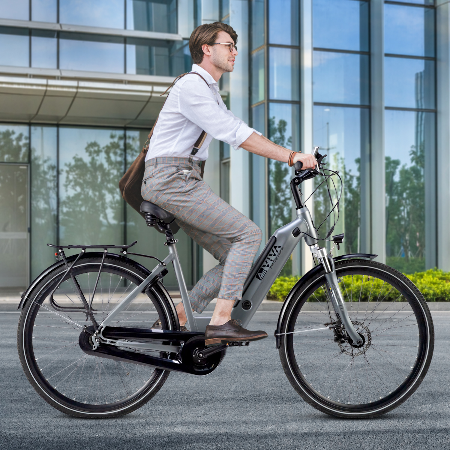 Ein Mann fährt ein graues Elektrofahrrad. Er trägt ein weißes Hemd und eine karierte Hose.