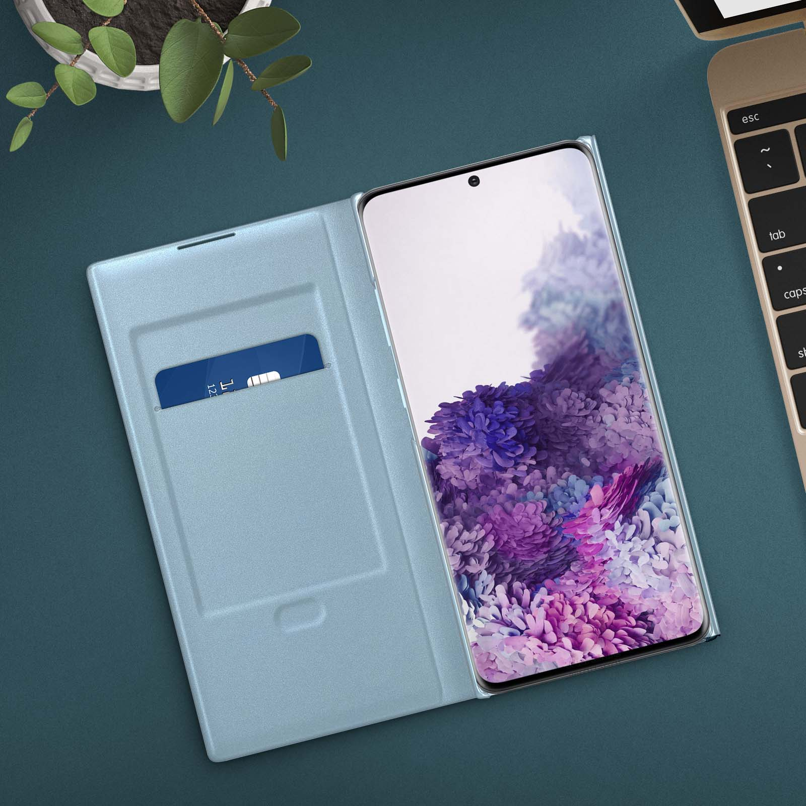 Custodia blu per telefono aperta con fessura per carta di credito, sfondo floreale viola.