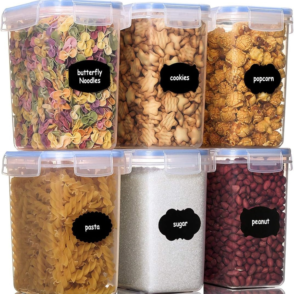Sechs durchsichtige Behälter mit Inhaltsangabe: Nudeln, Kekse, Popcorn, Pasta, Zucker und Erdnüsse.