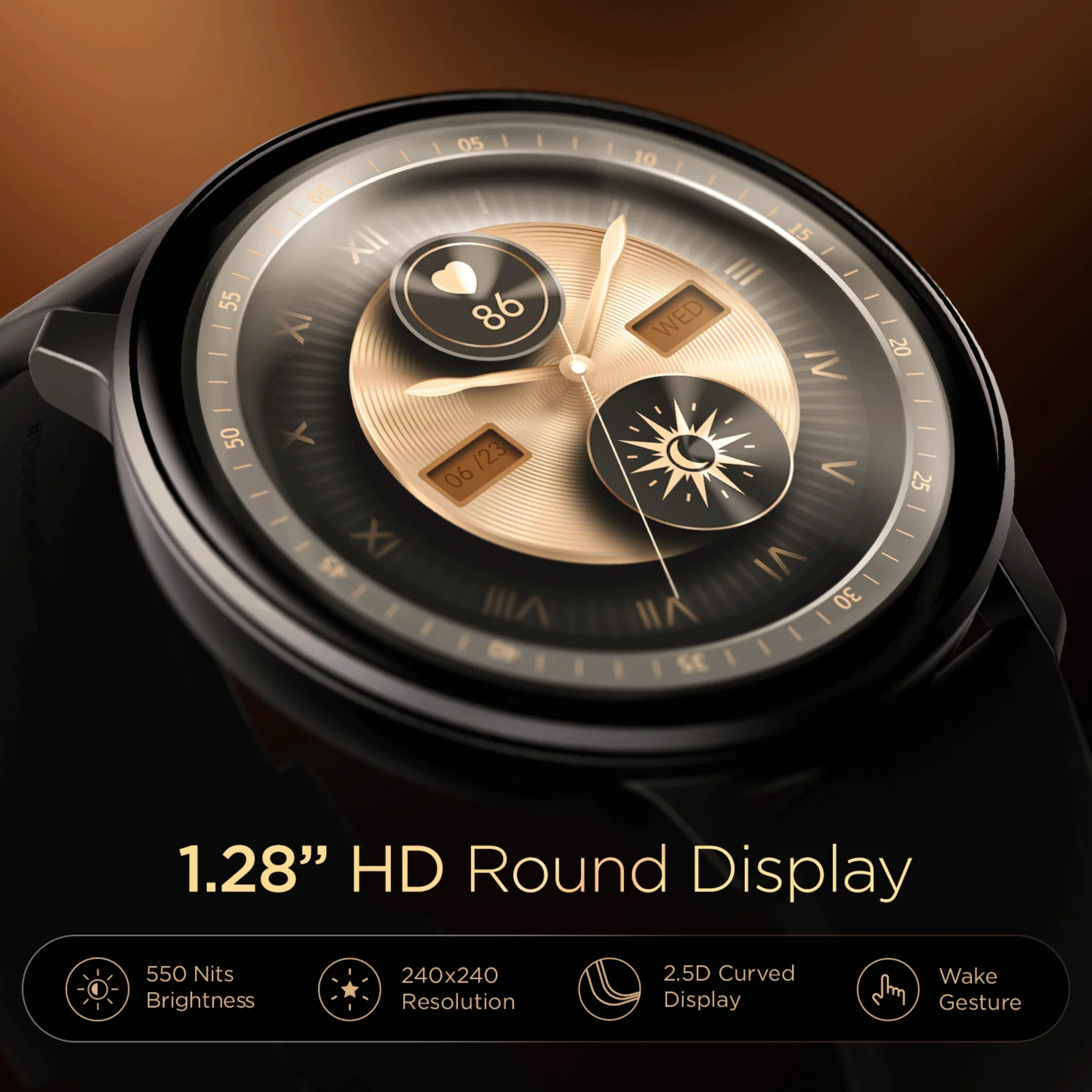 Eine schwarze Smartwatch mit goldenem Zifferblatt, zeigt Zeit und Datum, vor braunem Hintergrund.