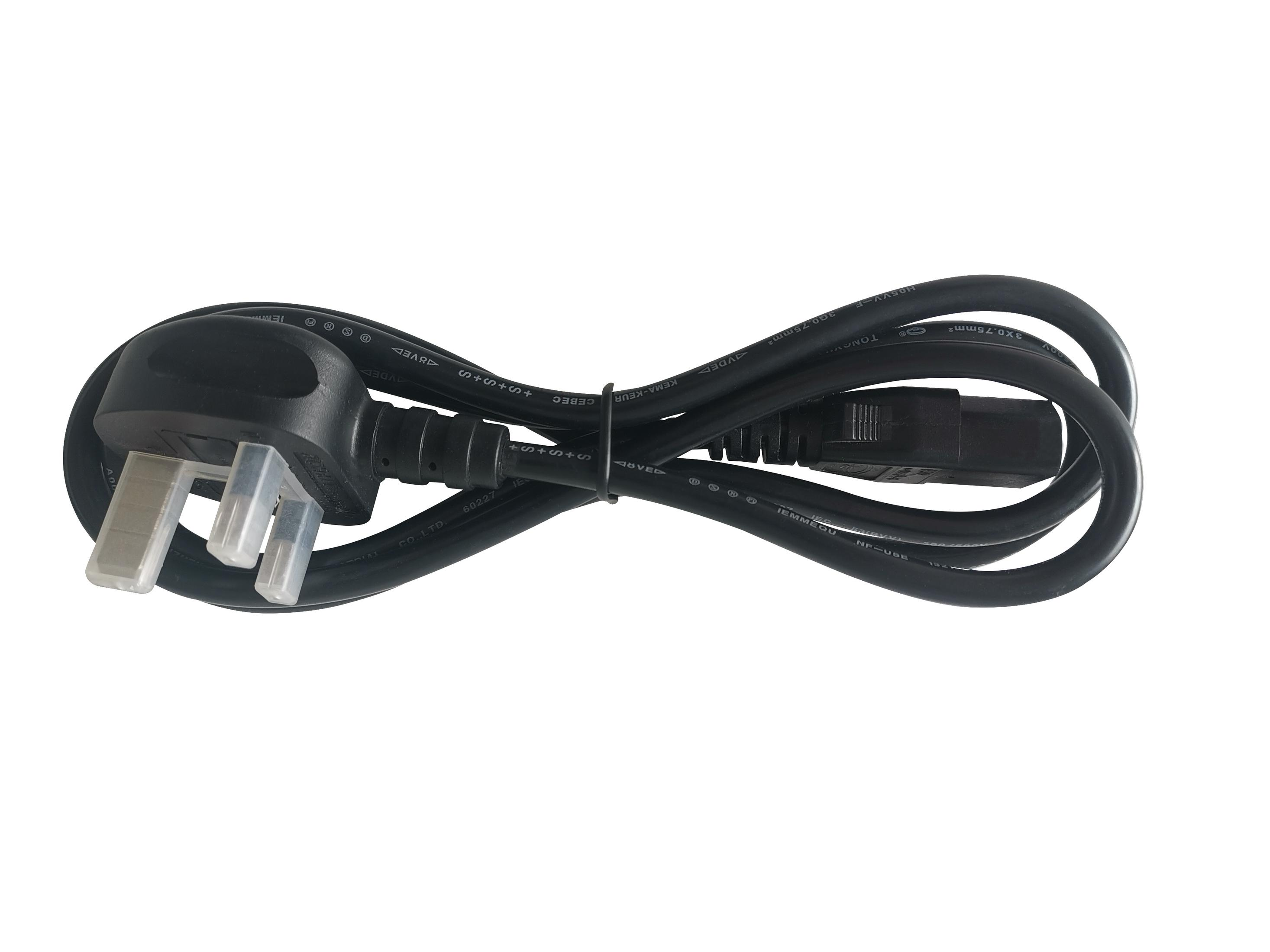 Cable de alimentación negro con enchufe de tres clavijas sobre fondo blanco.