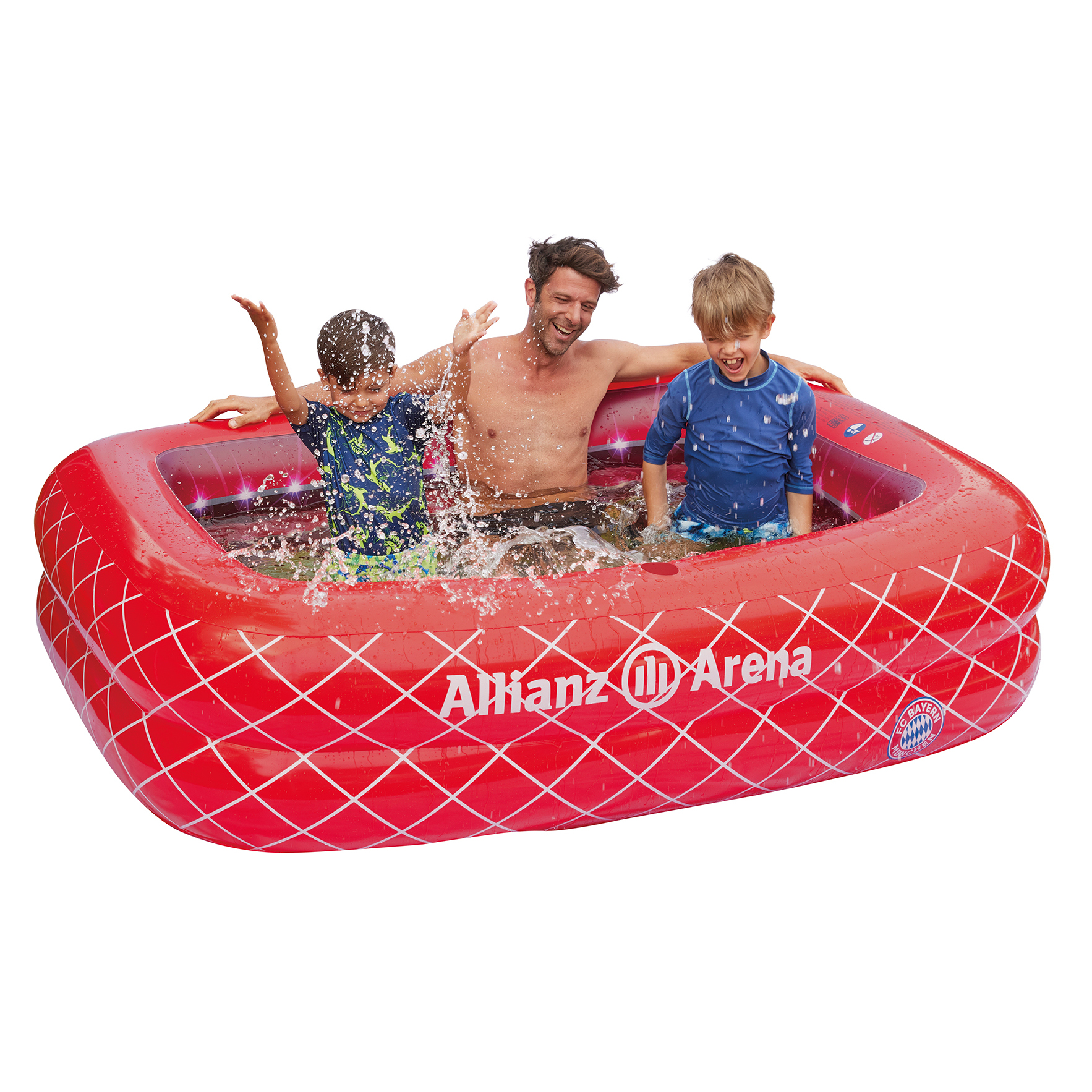 Eine Familie in einem roten aufblasbaren Pool, der spritzt; Allianz Arena Logo sichtbar.