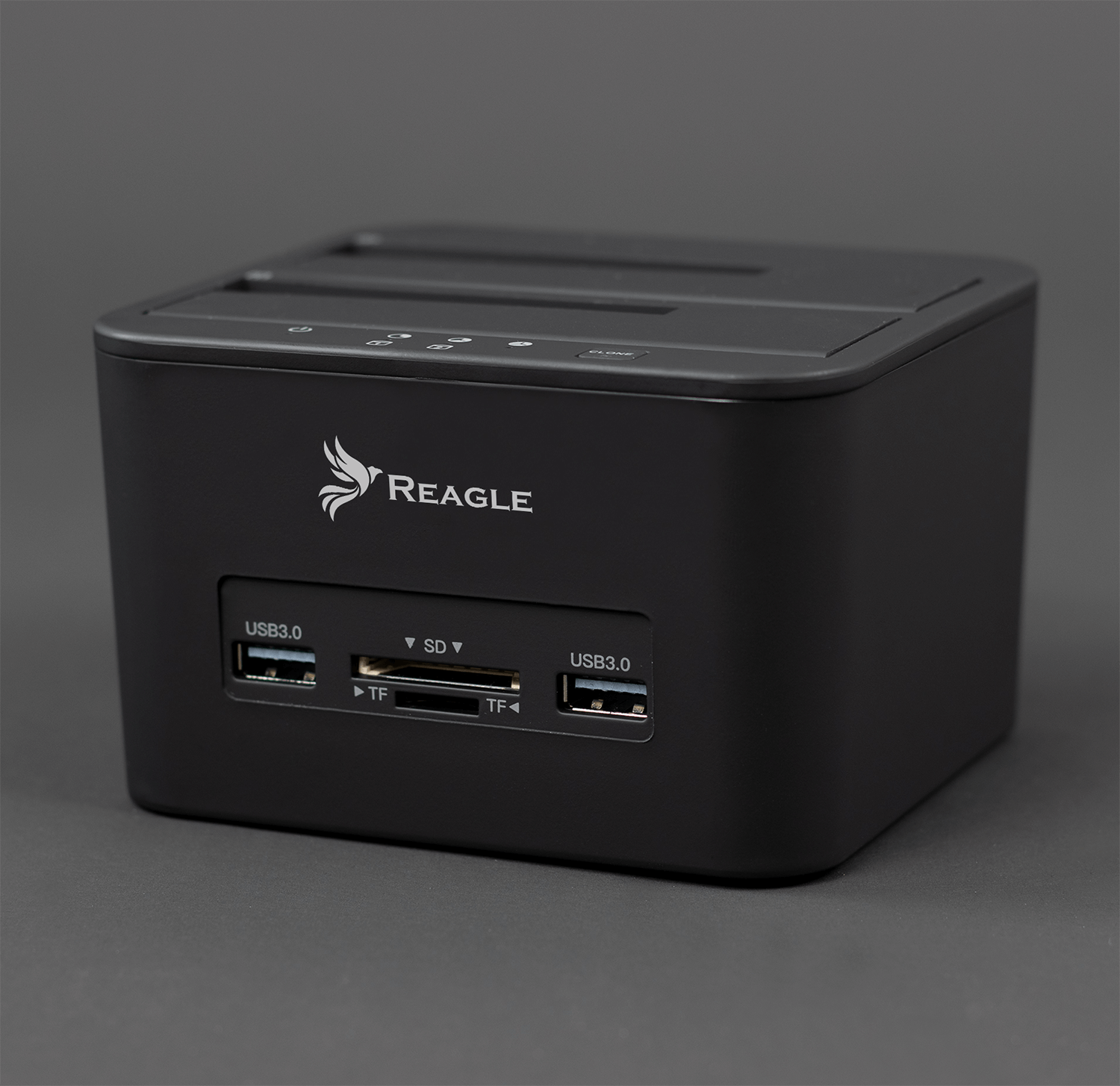 Czarna stacja dokująca dysku twardego Reagle z gniazdami USB i kart SD.