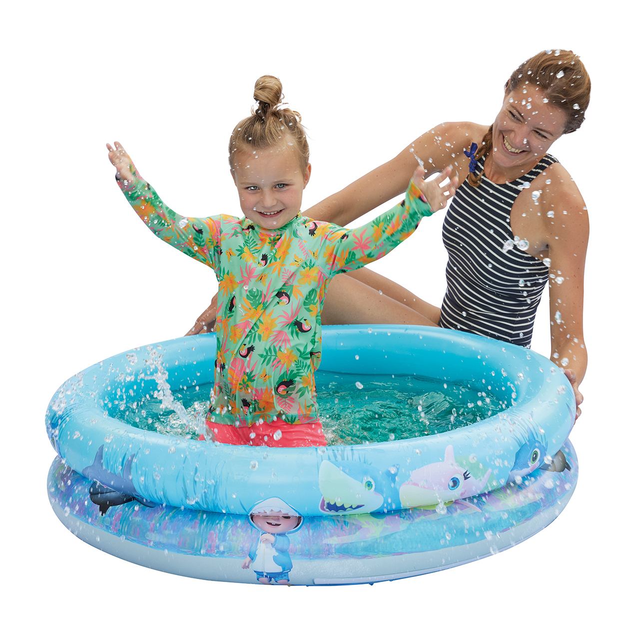 Ein Mädchen und eine Frau spielen in einem kleinen aufblasbaren Pool mit spritzendem Wasser.