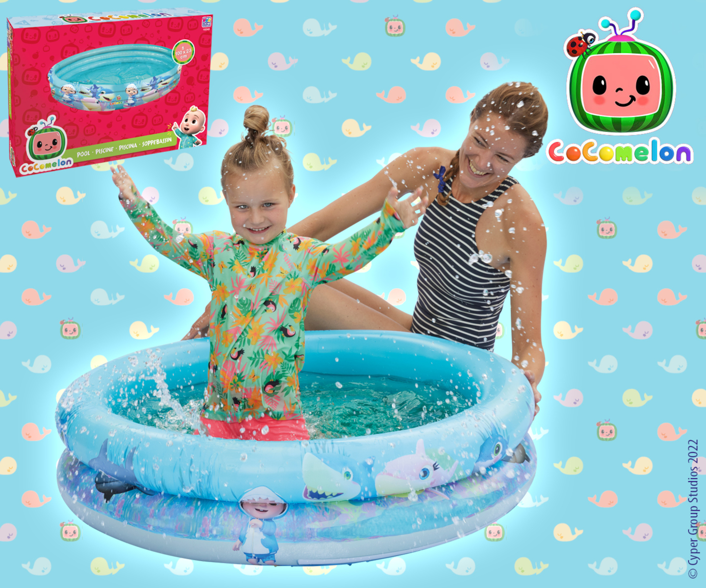 Ein Mädchen und eine Frau spielen in einem blauen Kinderbecken mit Cocomelon-Motiv. Der Pool hat Cartoons.