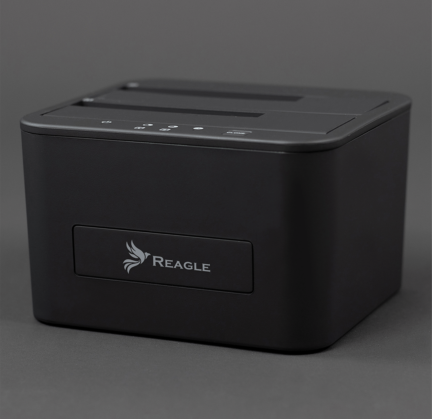 Czarna obudowa dysku twardego Reagle, z przyciskiem zasilania i wskaźnikami LED na górze.