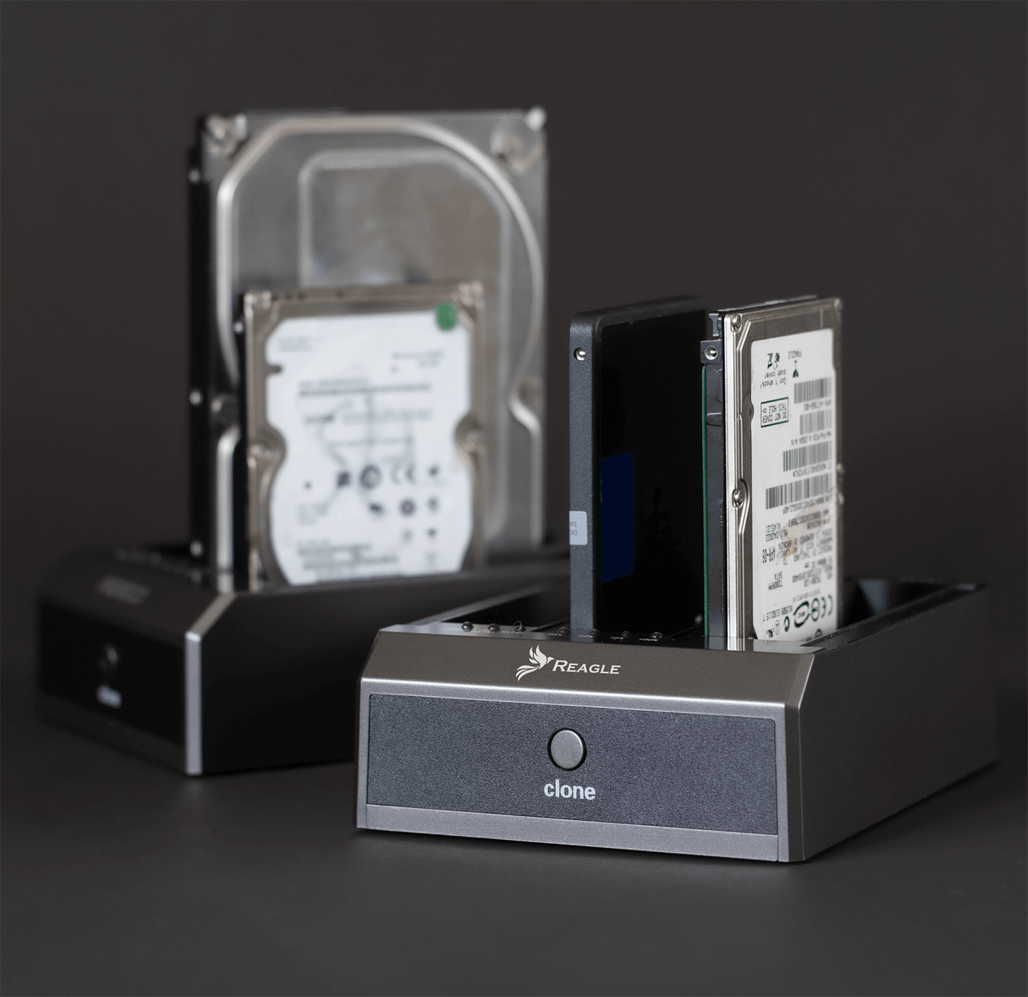 Dwa dyski twarde w stacjach dokujących. Jeden stoi pionowo, drugi jest w tle.