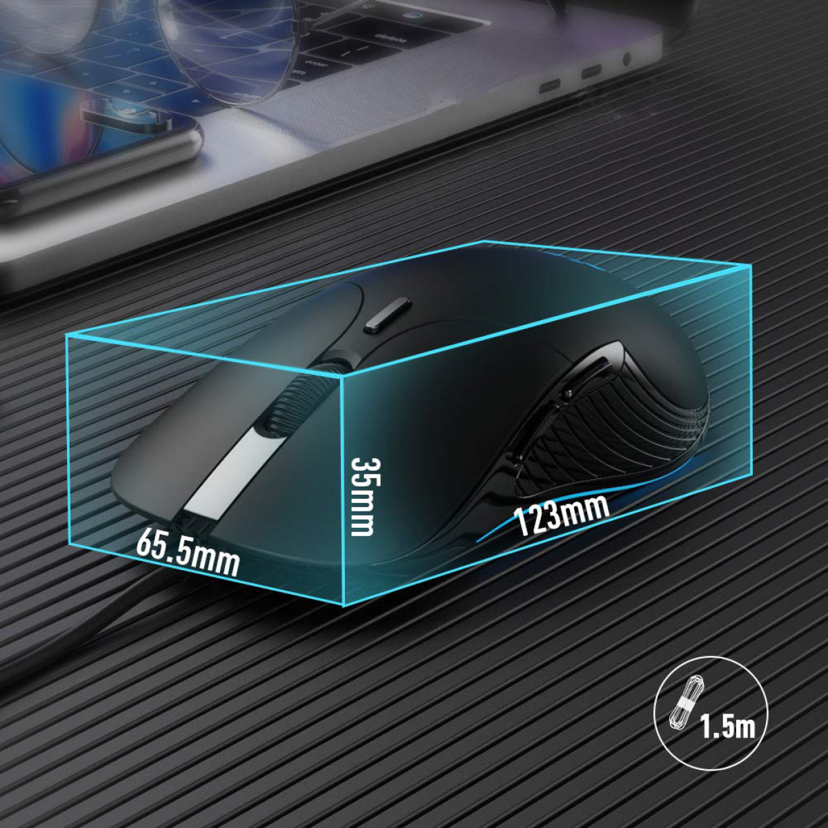 Eine schwarze Computermaus mit Abmessungen in einem blauen Kasten. Ein USB-Kabel geht von der Maus aus.