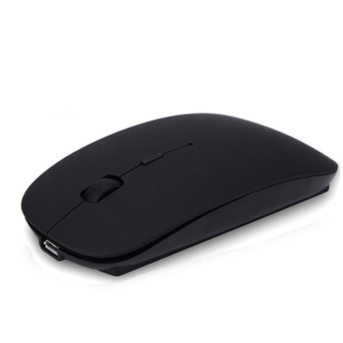 Schwarze kabellose Maus mit Scrollrad und USB-Ladeanschluss. Der Hintergrund ist weiß.