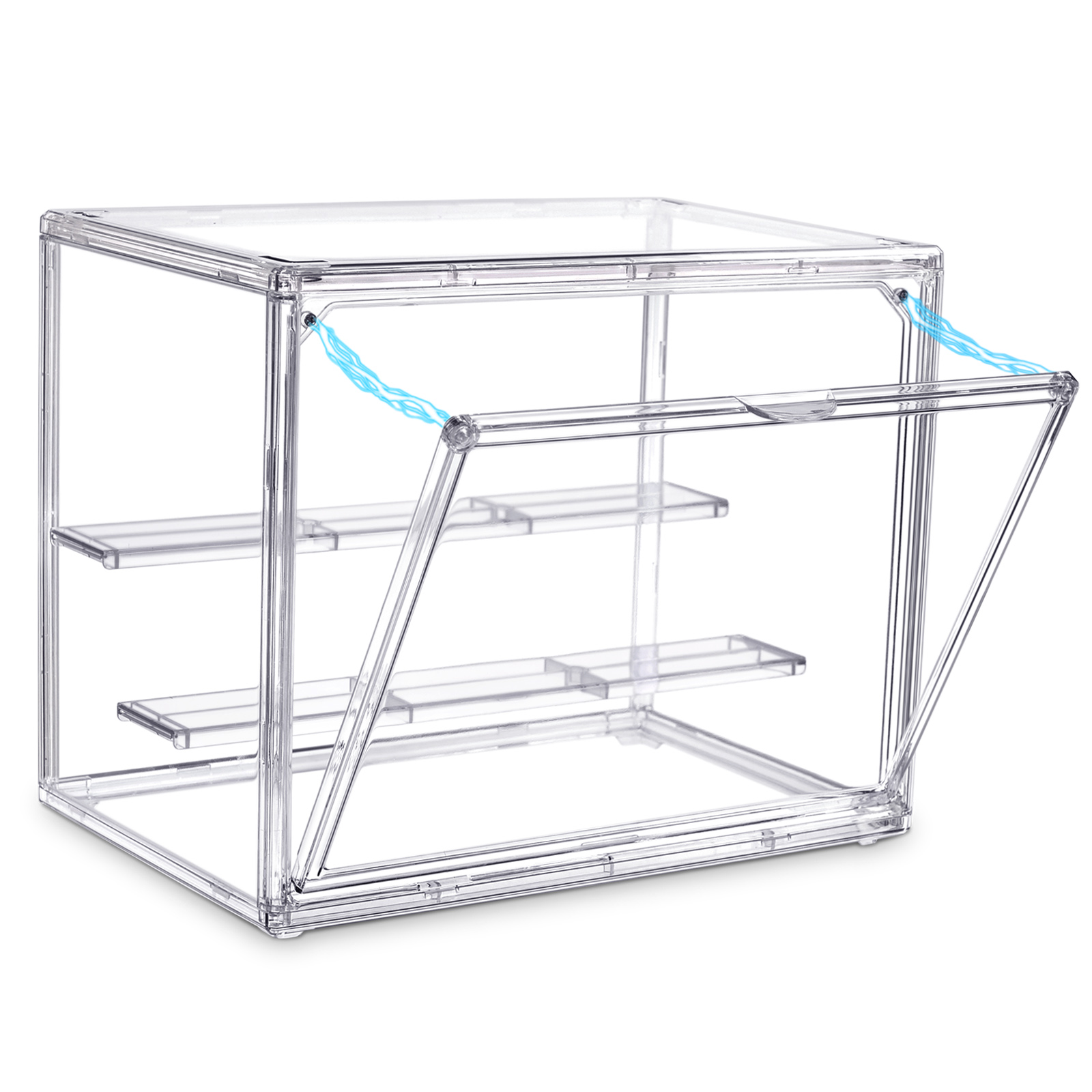 Eine transparente Vitrine mit Regalen und offener Tür.