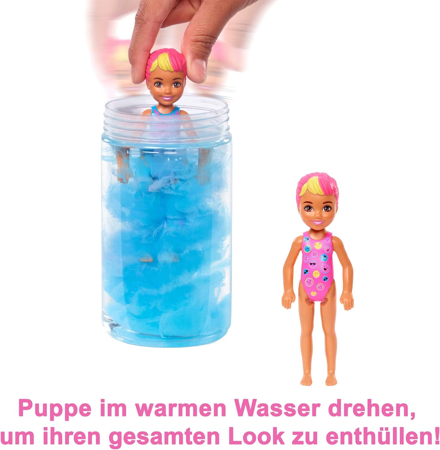 Eine Puppe in einem Glas mit blauer Flüssigkeit. Eine weitere Puppe befindet sich daneben.