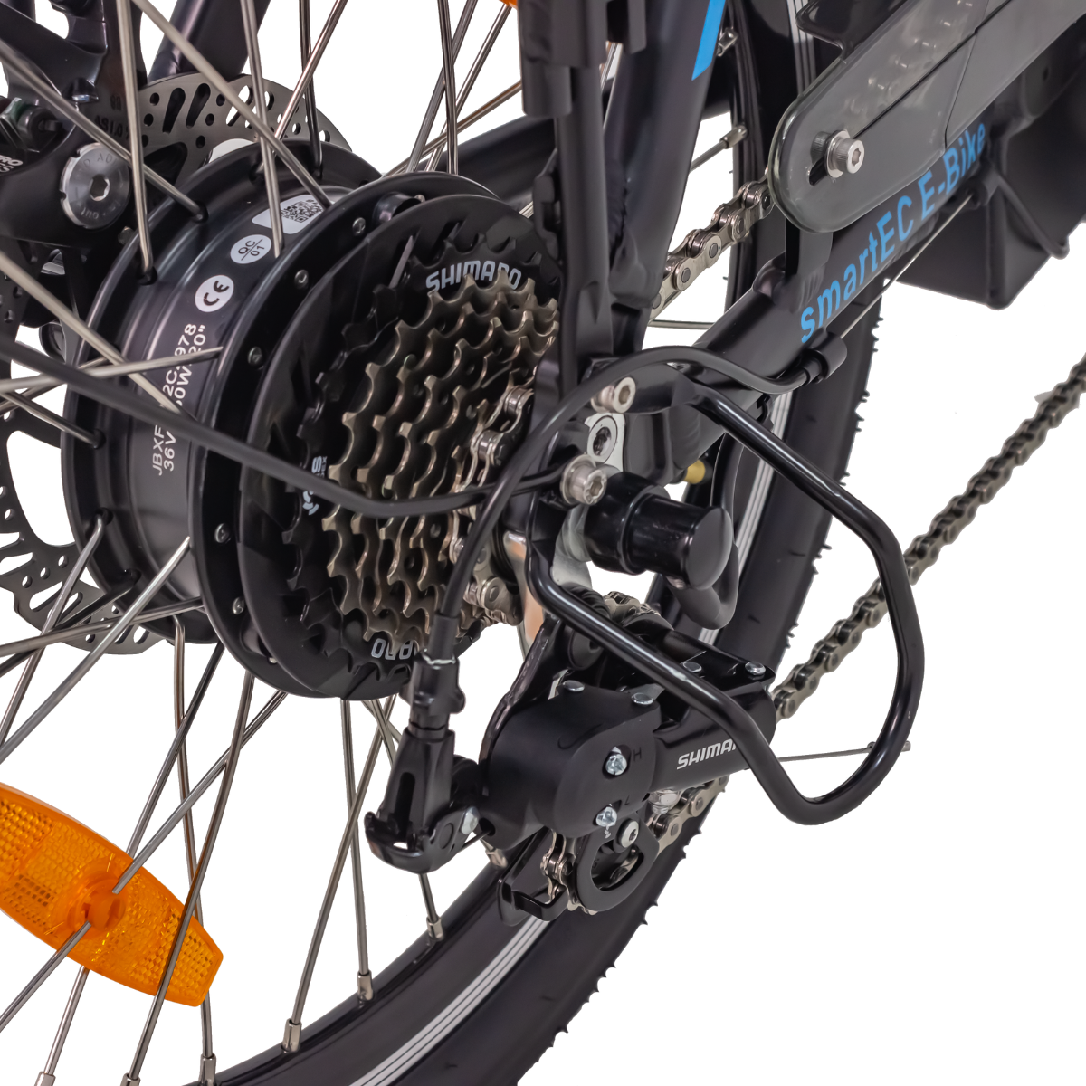 Nahaufnahme eines Fahrradrads mit Gängen, Kette und Scheibenbremse. Shimano-Komponenten sichtbar.