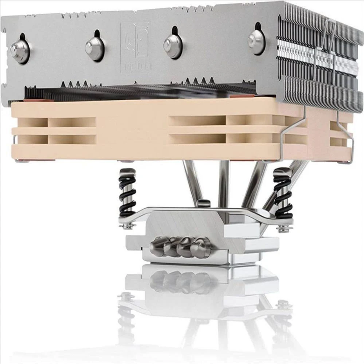 Un dissipatore CPU per computer, argento e beige, con heat pipe e alette.