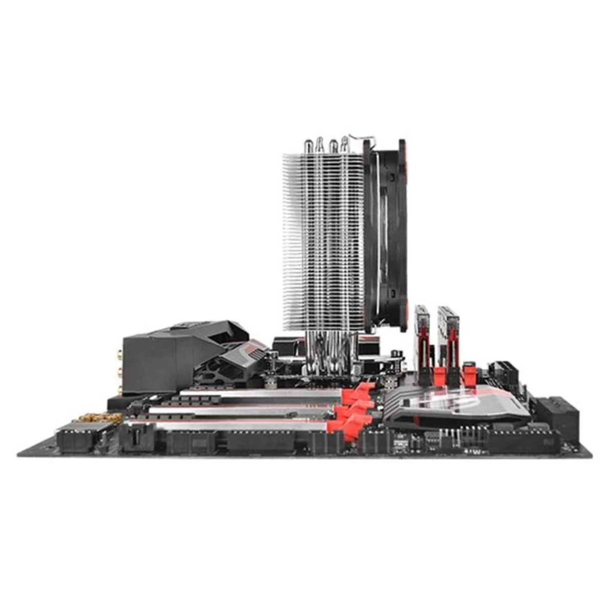 Computer-Motherboard mit CPU-Kühler und verschiedenen Komponenten auf weißem Grund.
