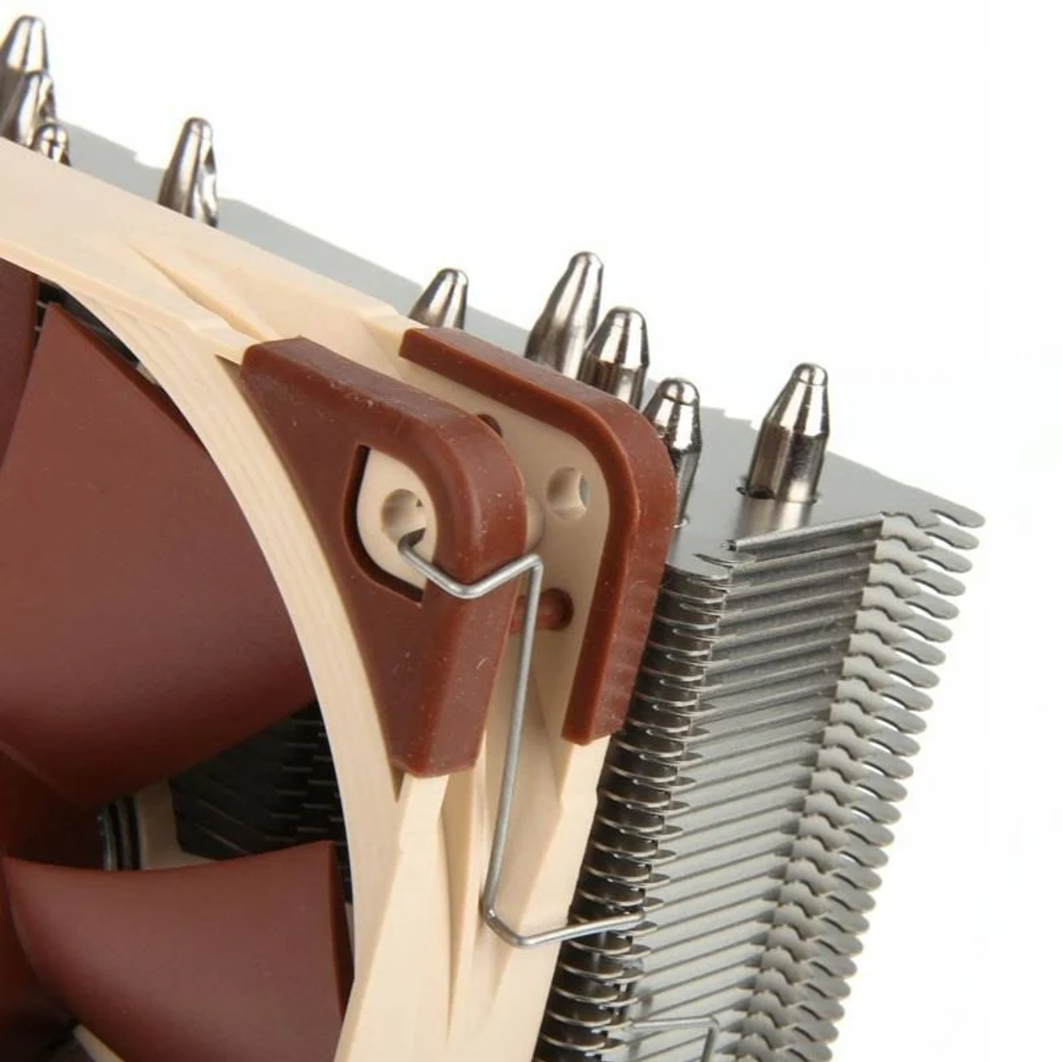 Primo piano di una ventola del dissipatore CPU con pale marroni e beige, alette metalliche e parti di montaggio argentate.
