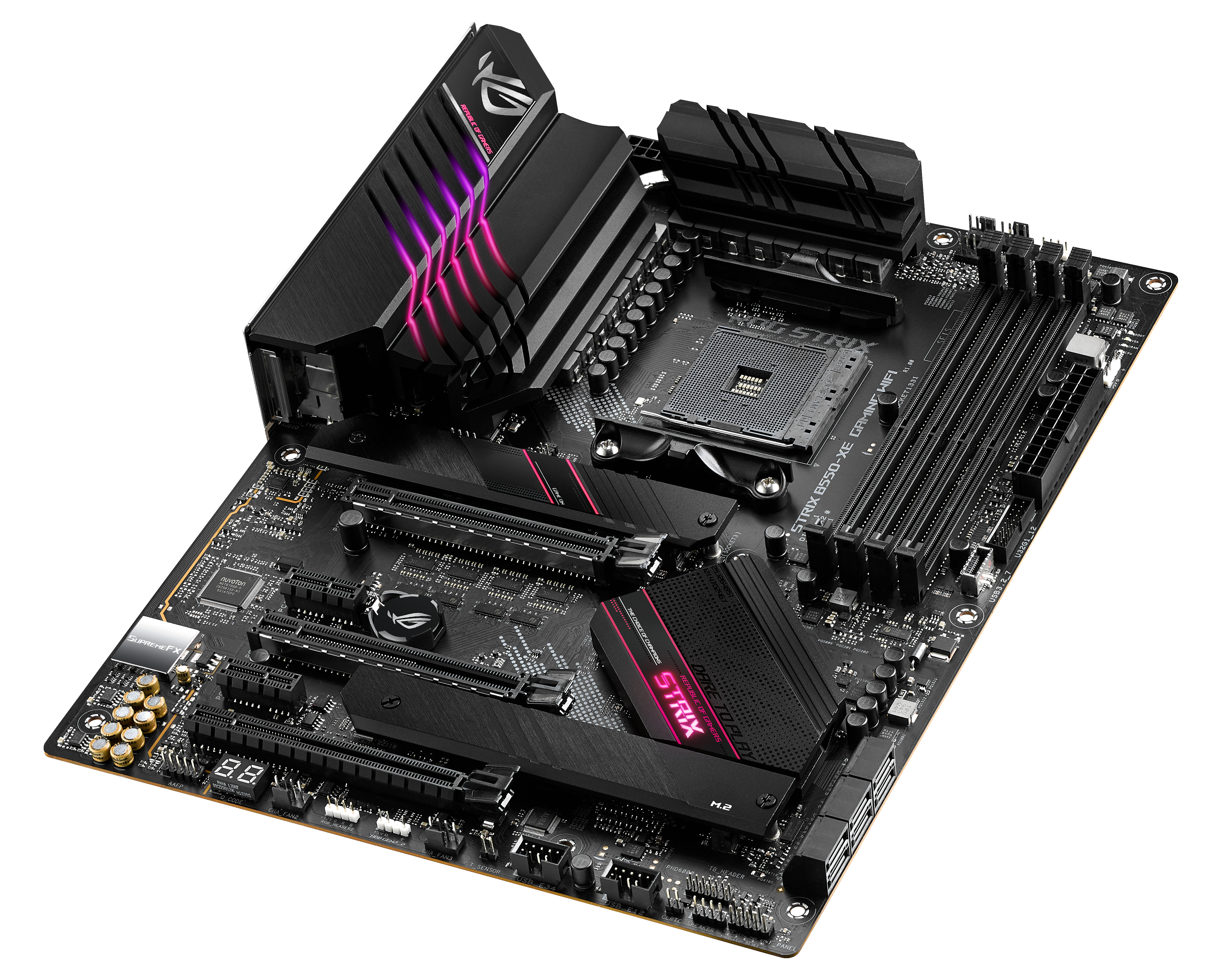 Placa base ASUS ROG Strix negra y roja, con varios componentes. Vista en ángulo sobre fondo blanco.