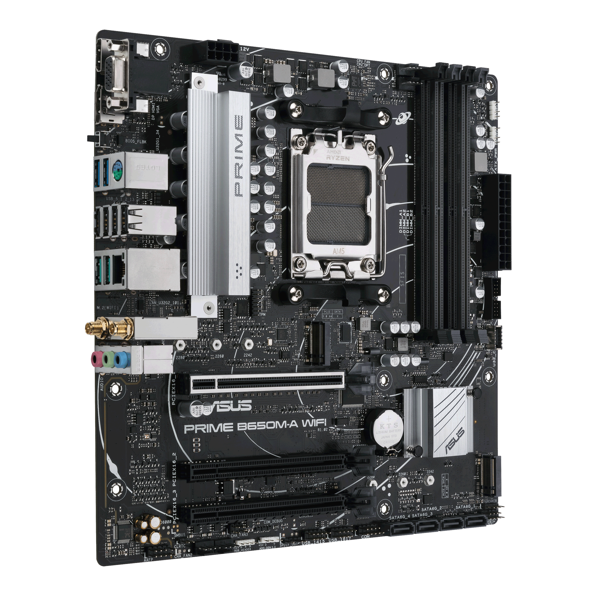 Scheda madre nera con dettagli argentati. Include socket CPU, slot RAM e varie porte.