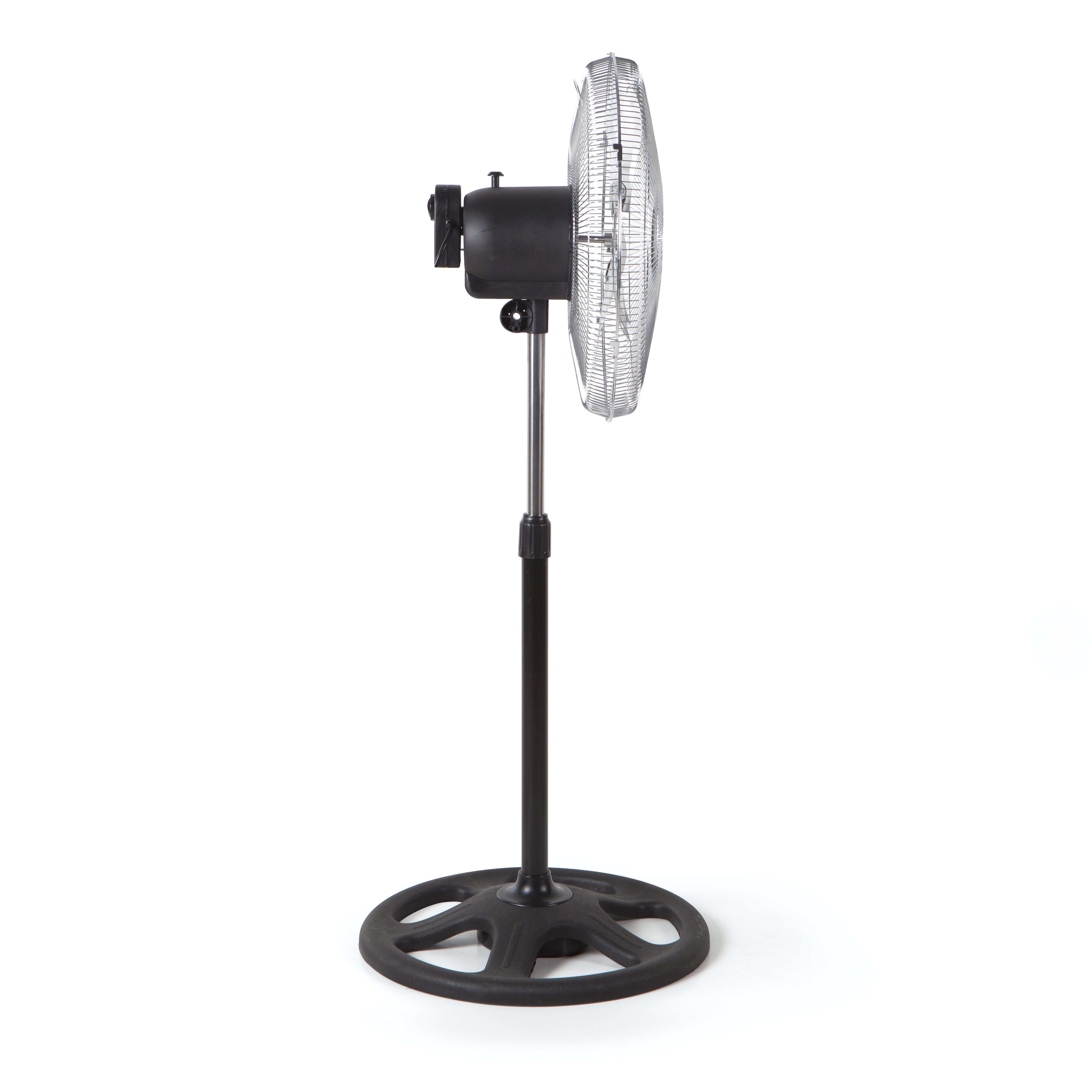 Ventilador de pie negro. El ventilador tiene una rejilla circular. Fondo blanco.