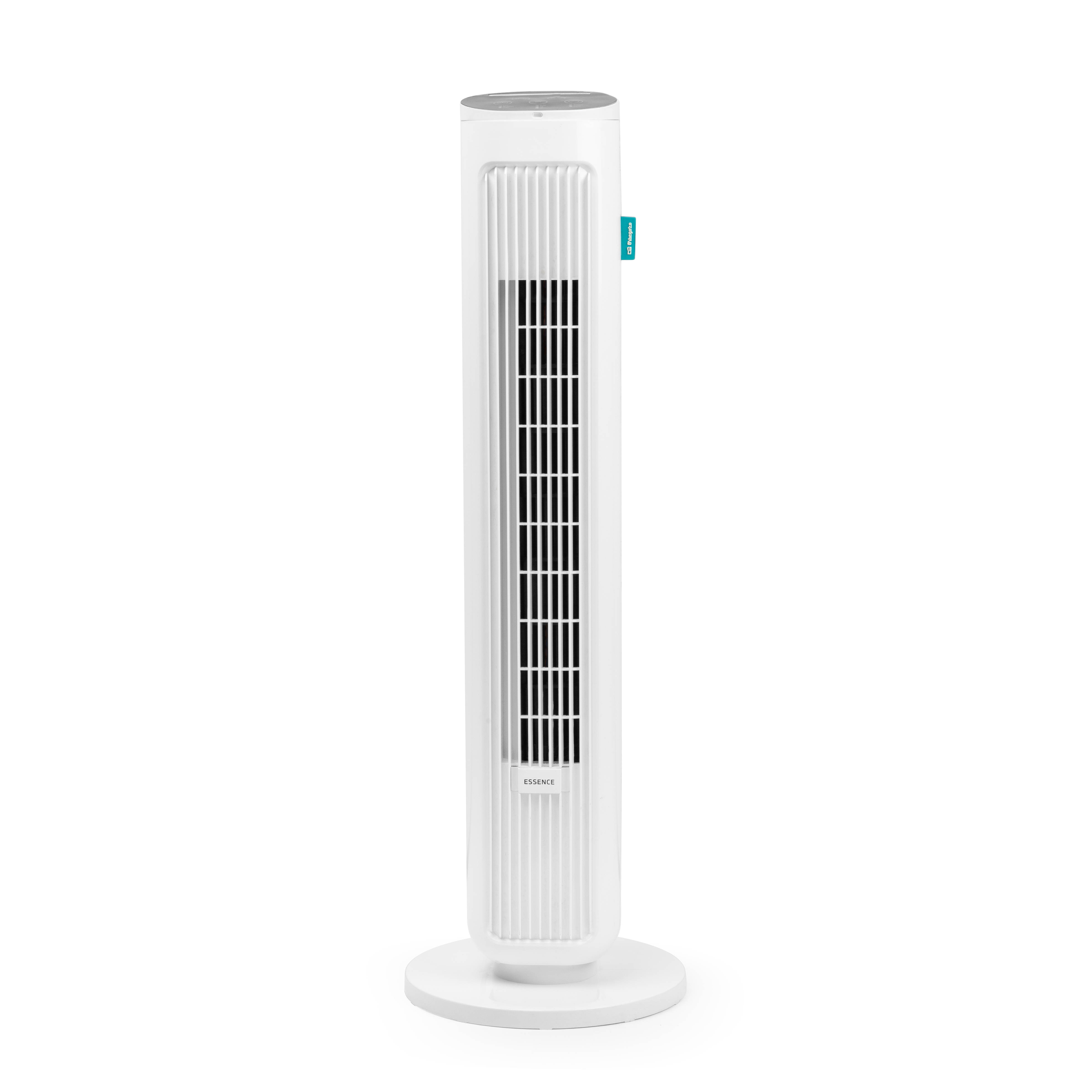 Un ventilador de torre blanco de pie sobre una base blanca. El ventilador tiene listones verticales.