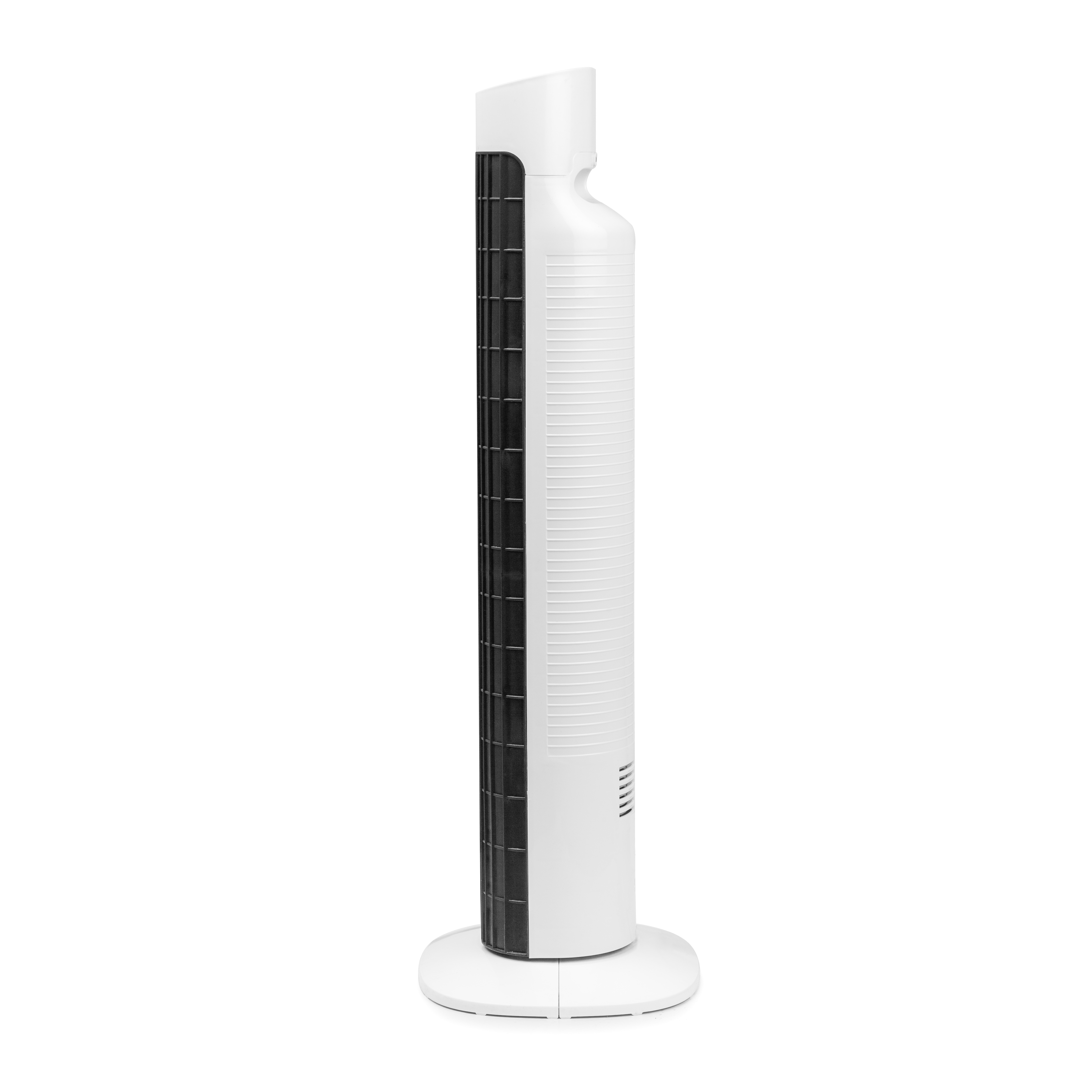 Ventilador de torre blanco, alto y cilíndrico con rejillas negras. Se apoya en una base blanca.