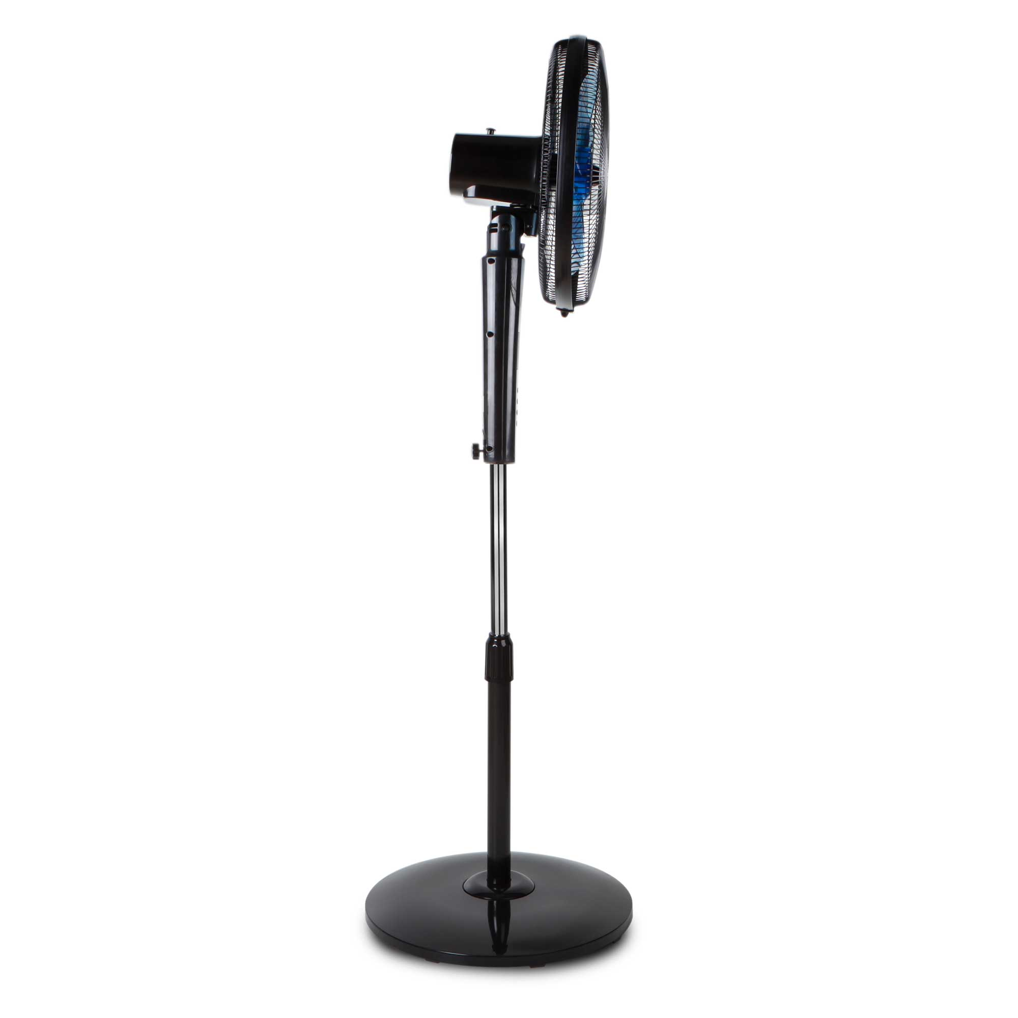 Ventilador de pie negro con aspas azules, fondo blanco.