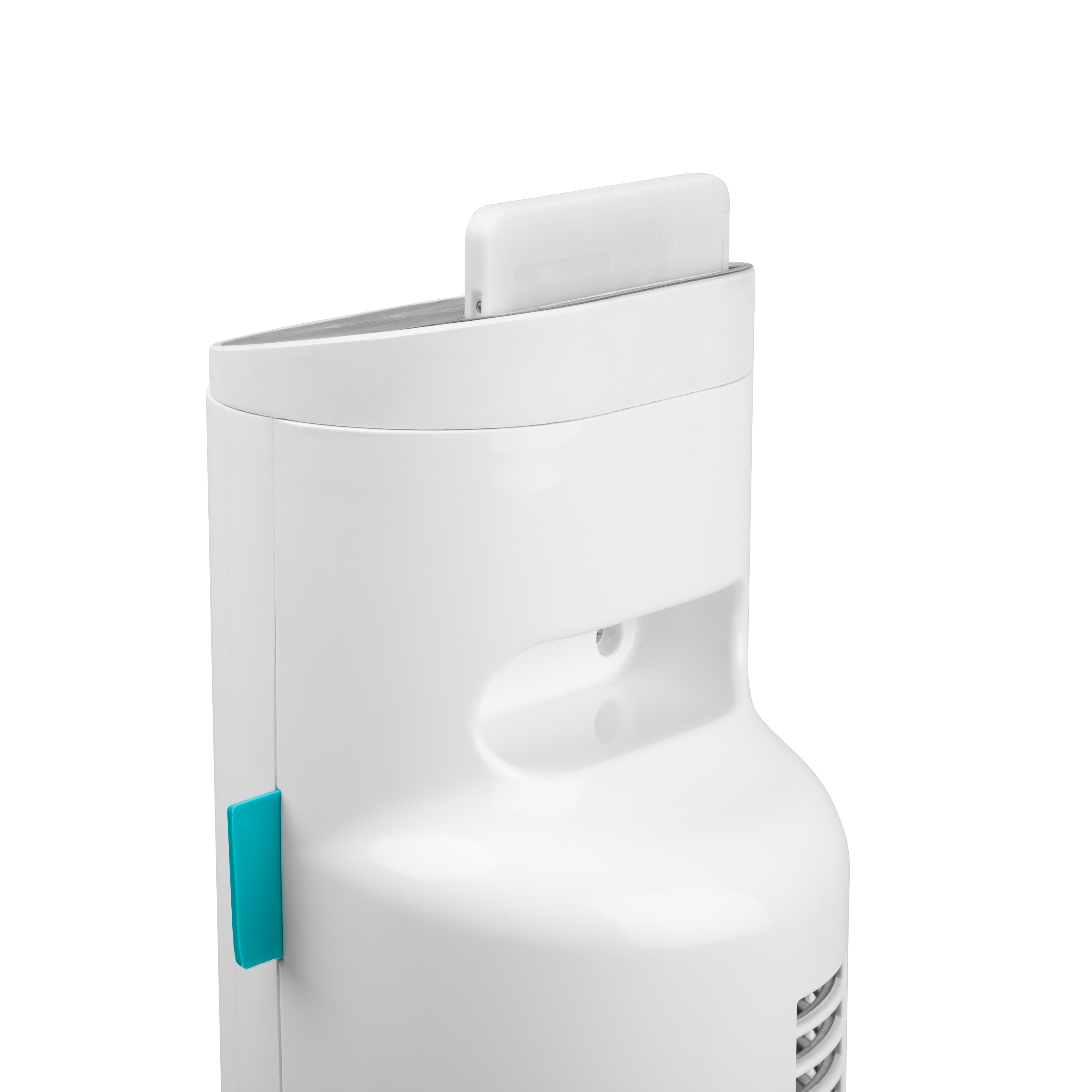 Dispositivo blanco, sección superior abierta, botón azul. Fondo blanco. Diseño de ventilación.
