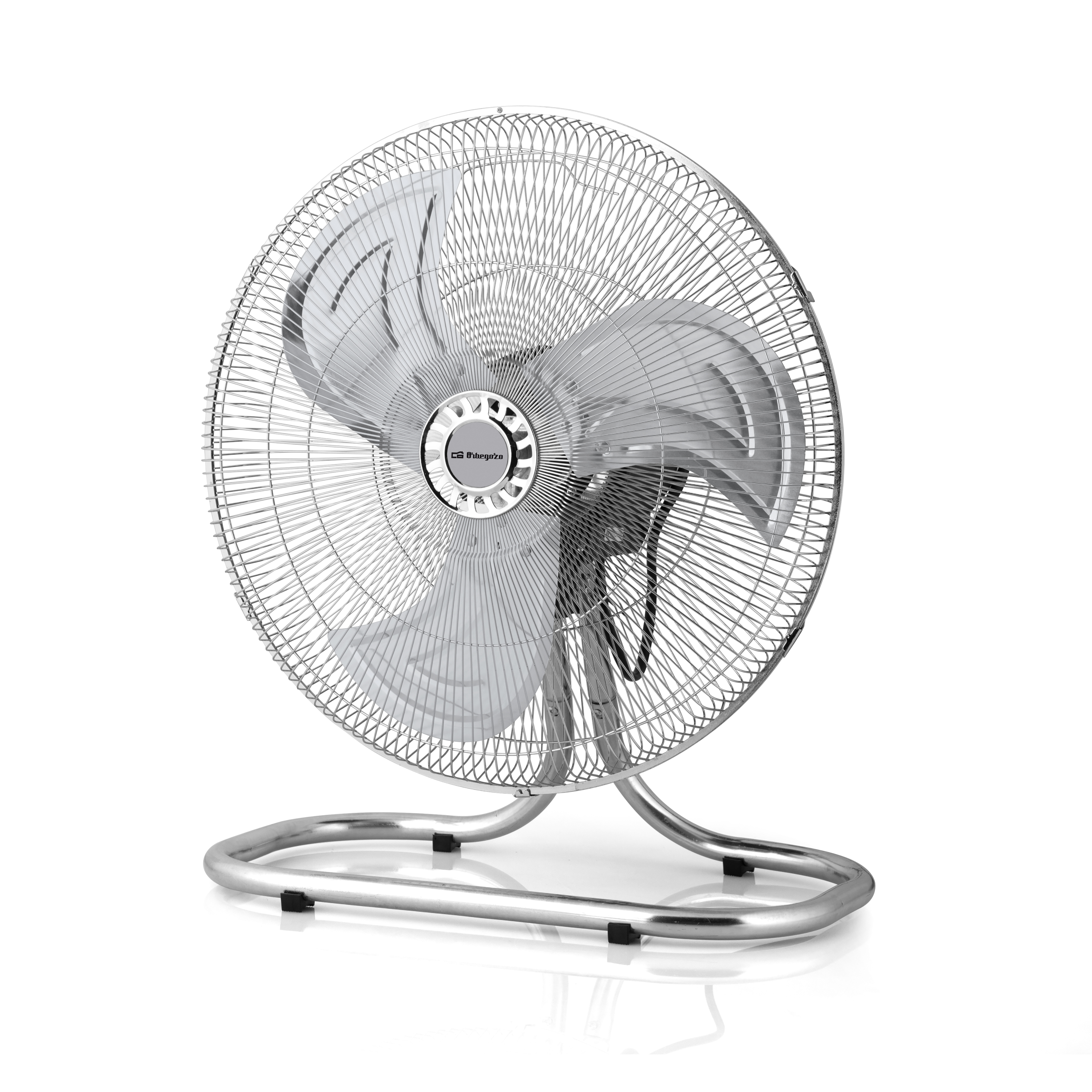 Un ventilador eléctrico plateado con tres aspas sobre una base curvada.
