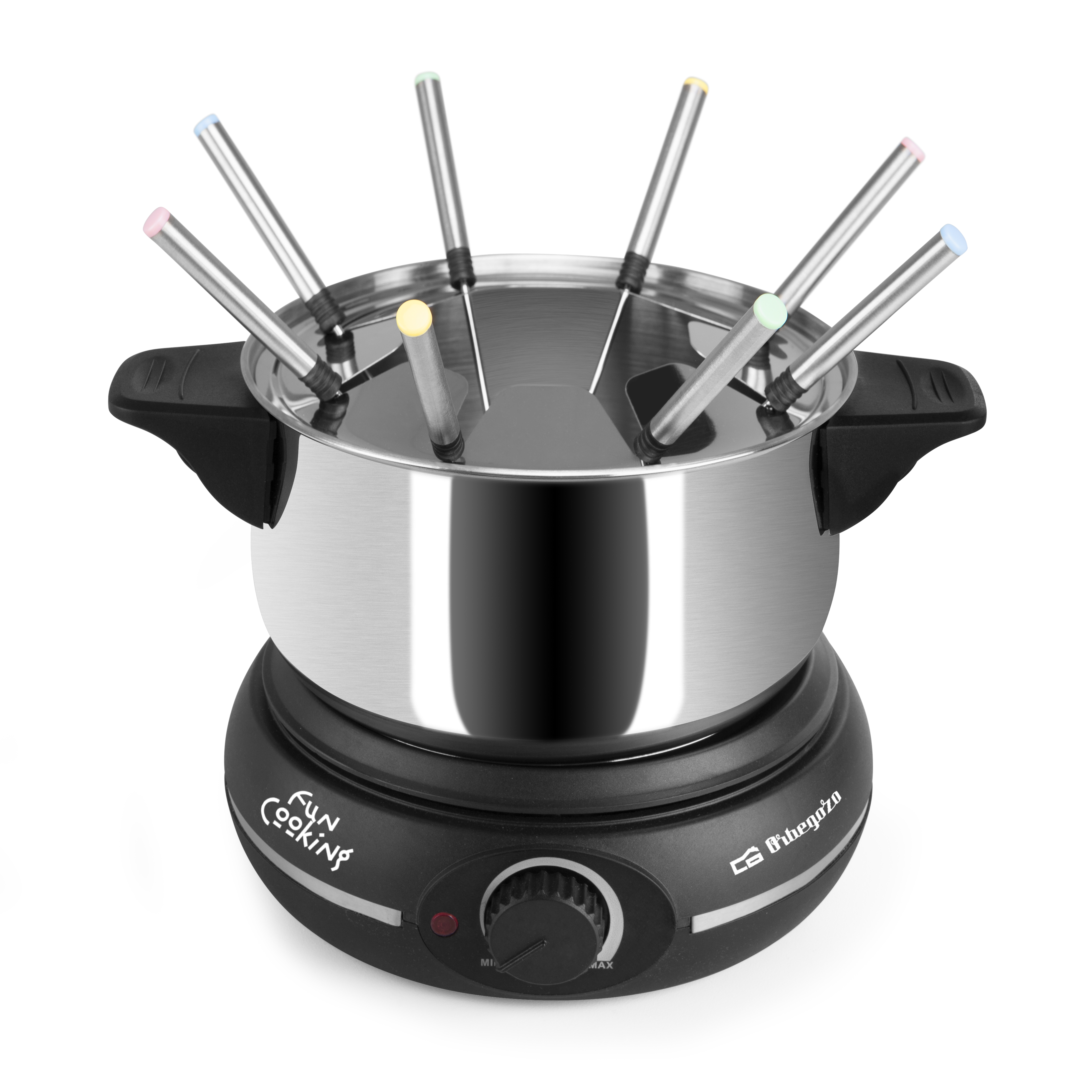 Zestaw do fondue ze srebrnym garnkiem, czarną podstawą i kolorowymi widelcami do fondue. Na białej powierzchni.