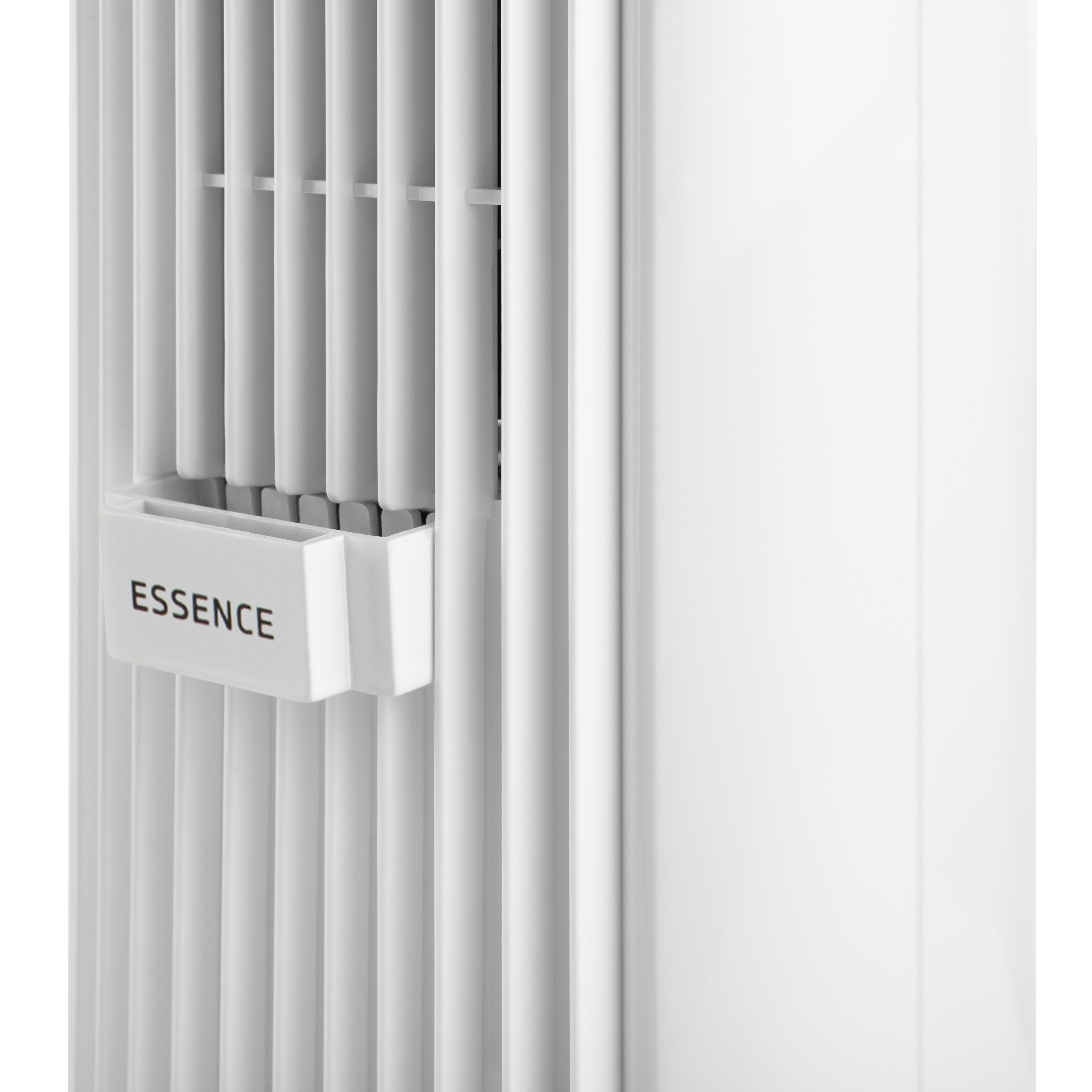 Enfriador de aire blanco con texto 'ESSENCE' en panel lateral.