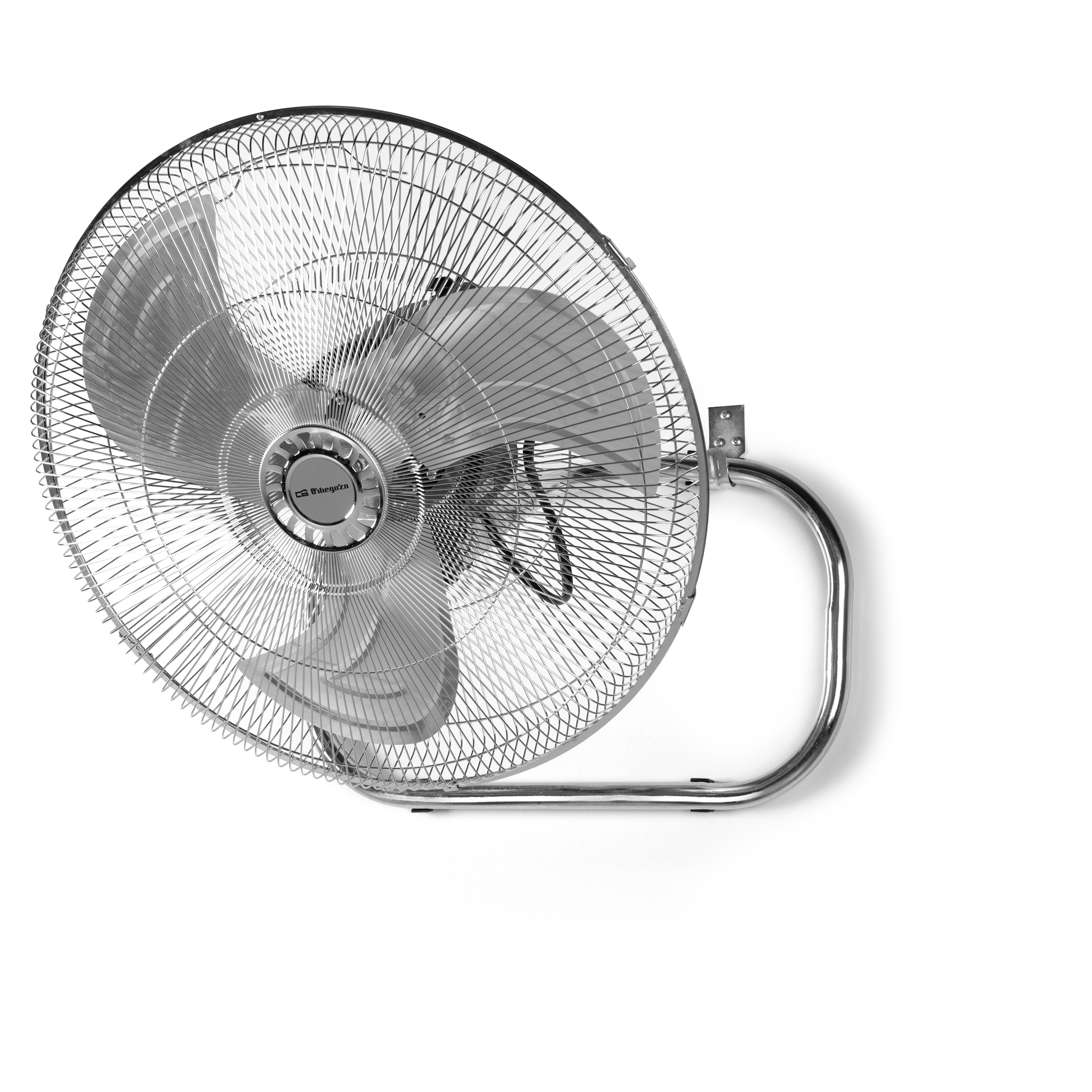 Un ventilador plateado de pared con una jaula protectora y tres aspas contra un fondo blanco.