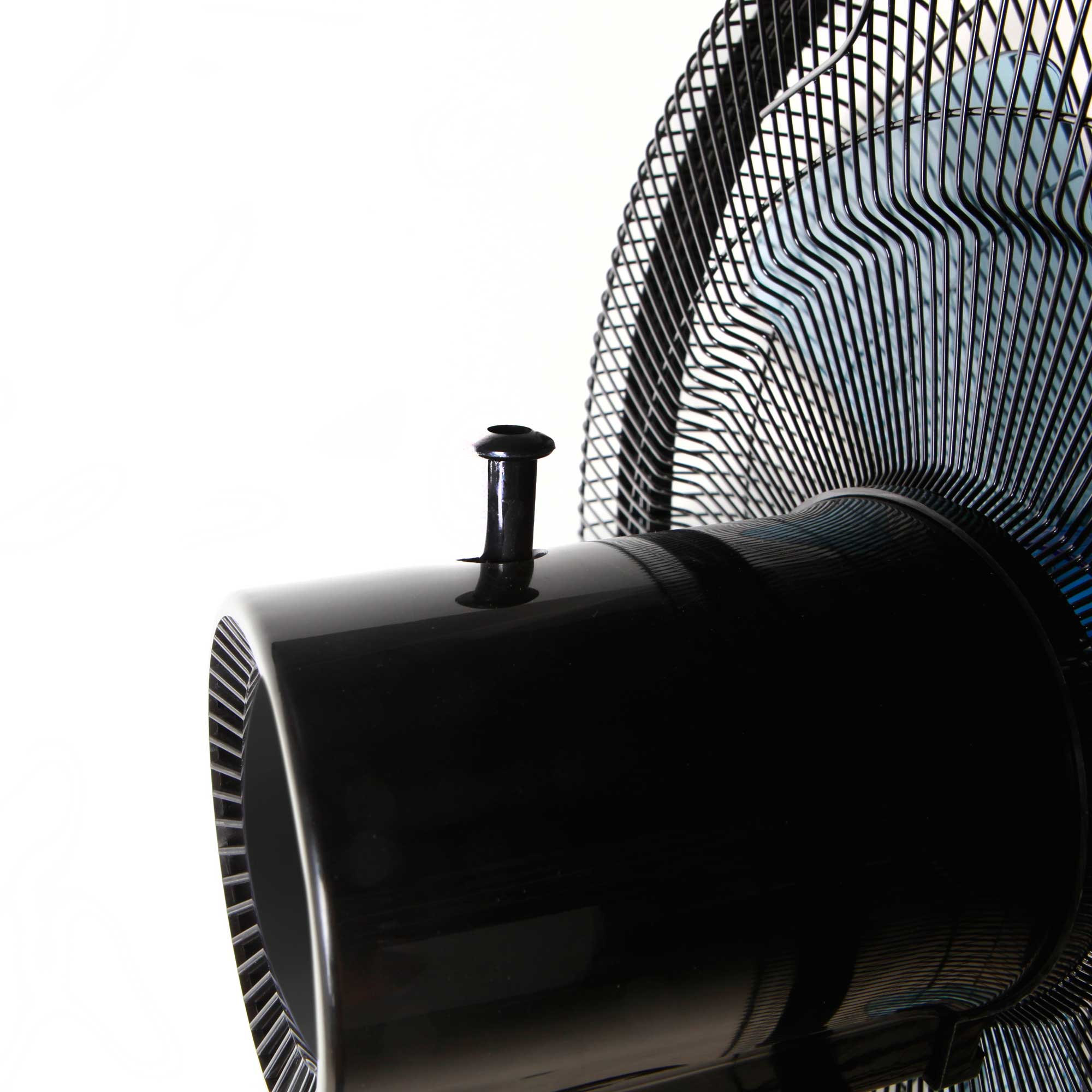 Ventilador negro y plateado, vista de cerca del motor y las aspas del ventilador.