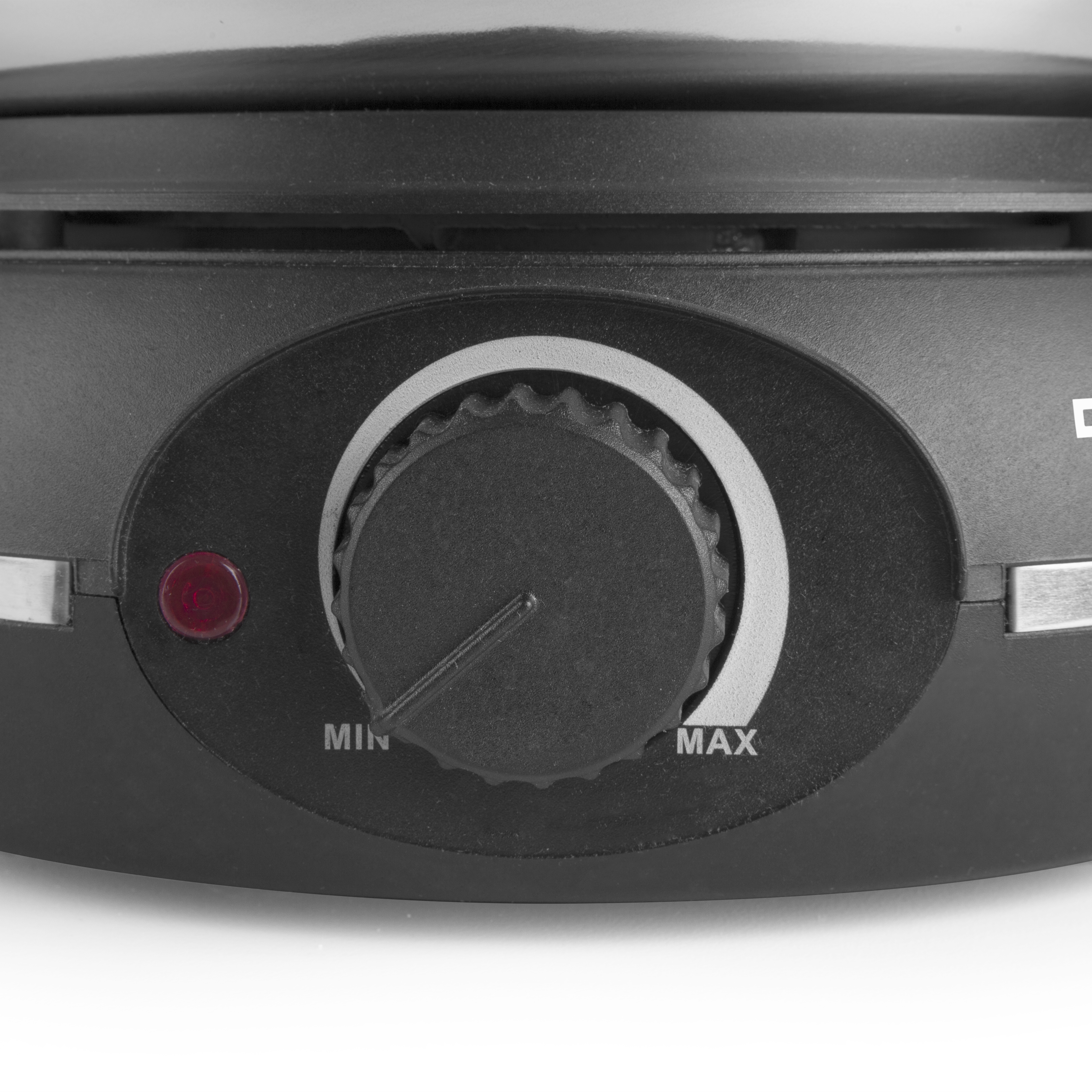 Zbliżenie czarnego pokrętła sterowania urządzenia z ustawieniami od min do max.