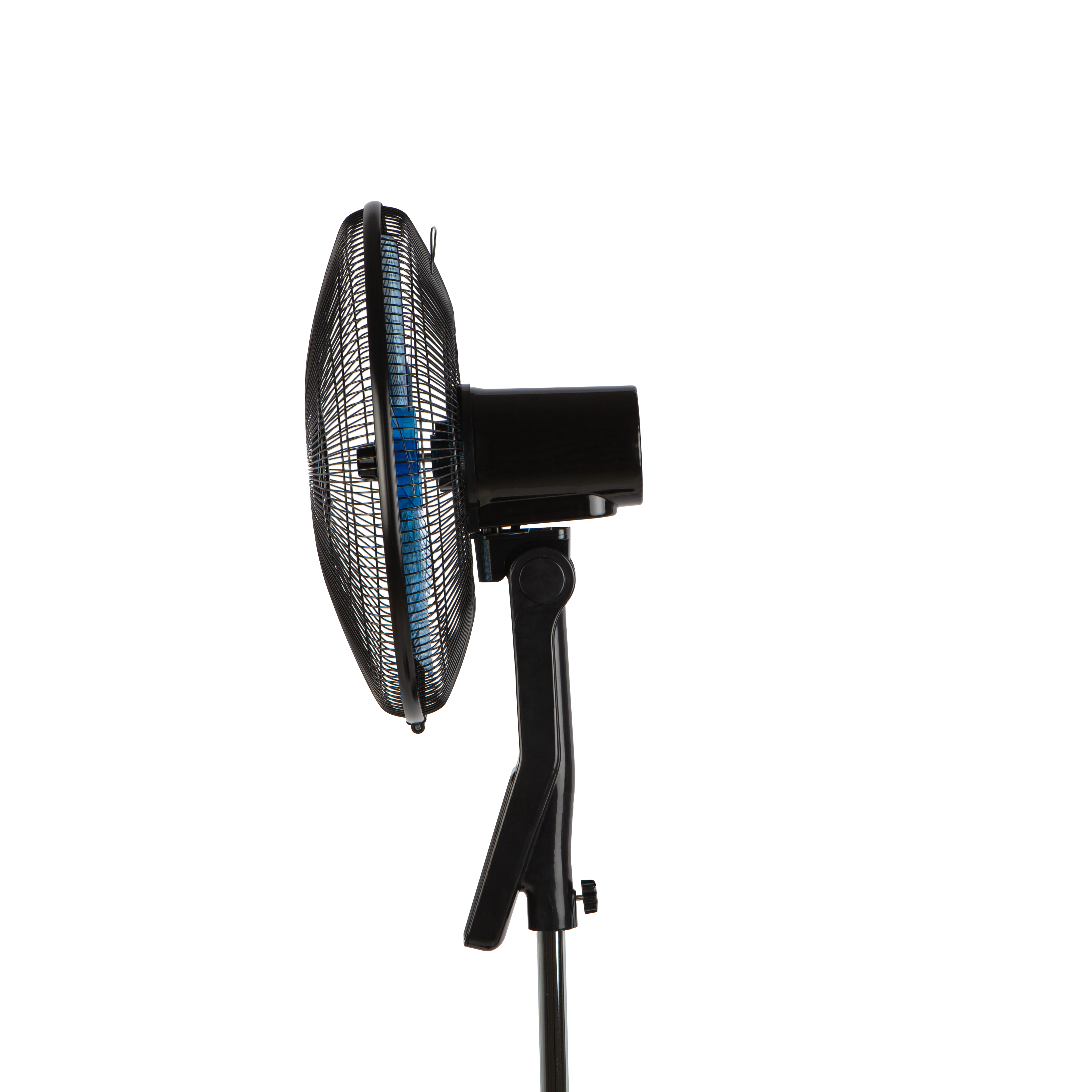 Czarny wentylator stojący z niebieską osłoną łopatek.