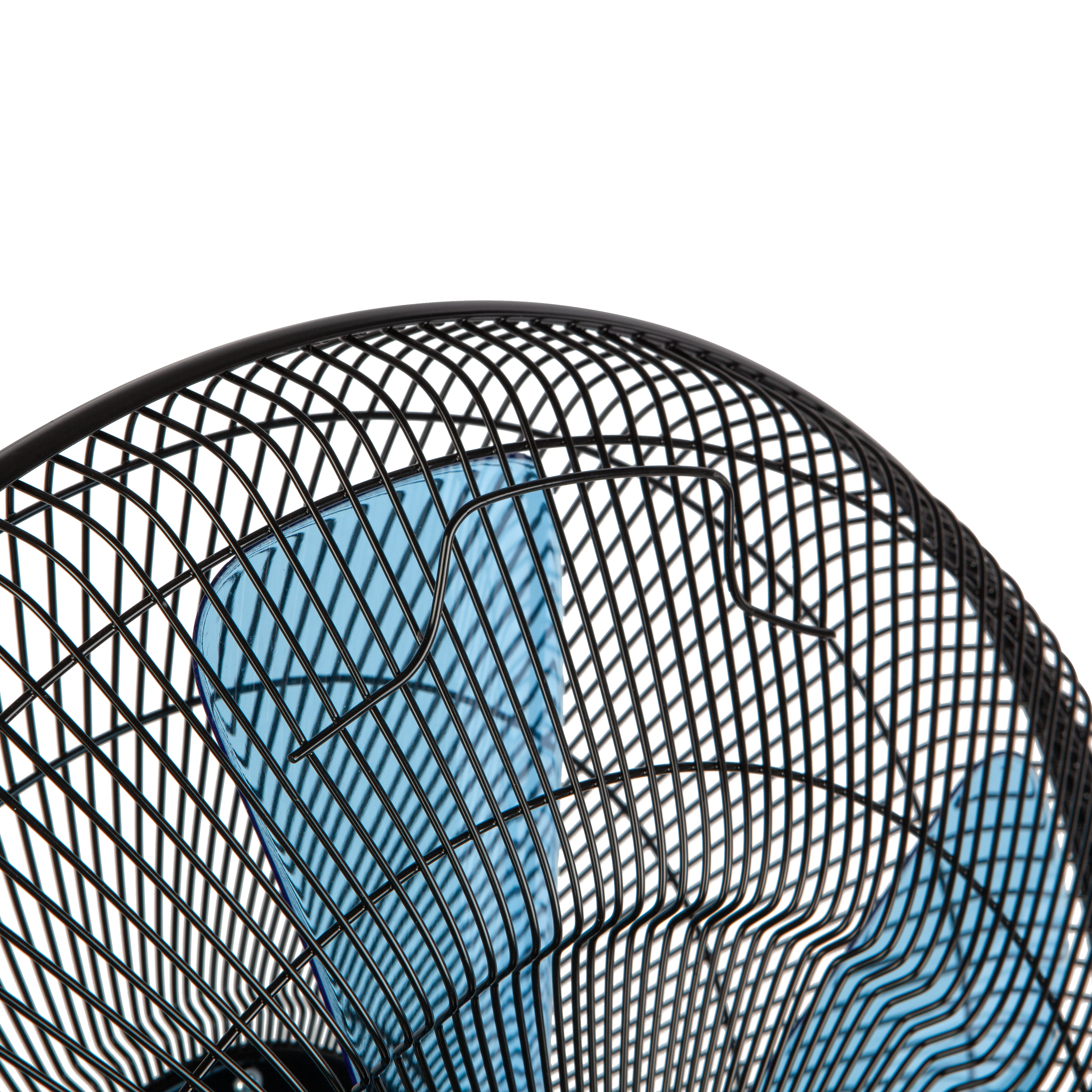 Zbliżenie czarnej metalowej kratki wentylatora z widocznymi niebieskimi łopatkami.