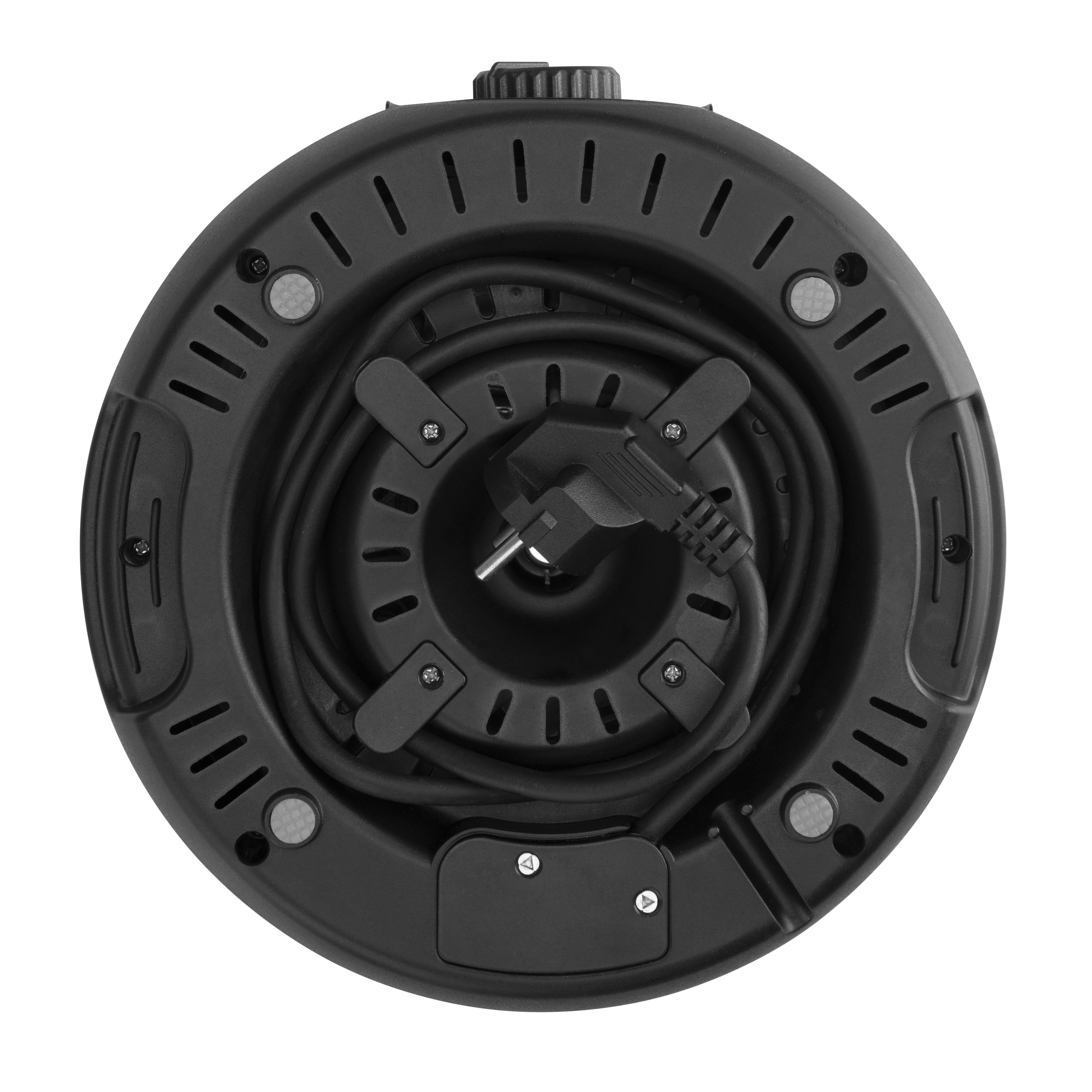 Widok od spodu czarnego wentylatora. Widoczny jest przewód zasilający. Białe tło.