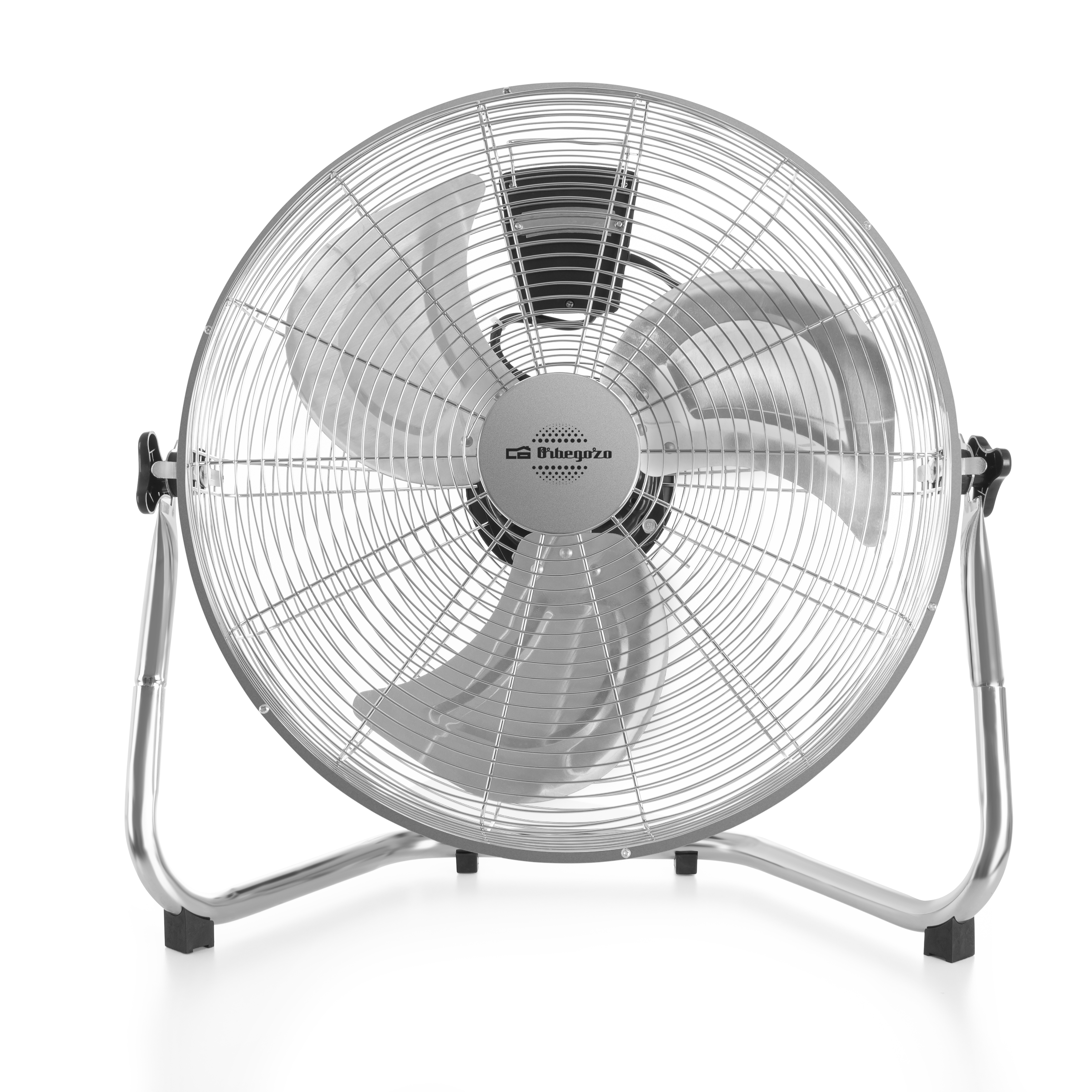 Srebrny wentylator podłogowy z osłoną ochronną, na białym tle.